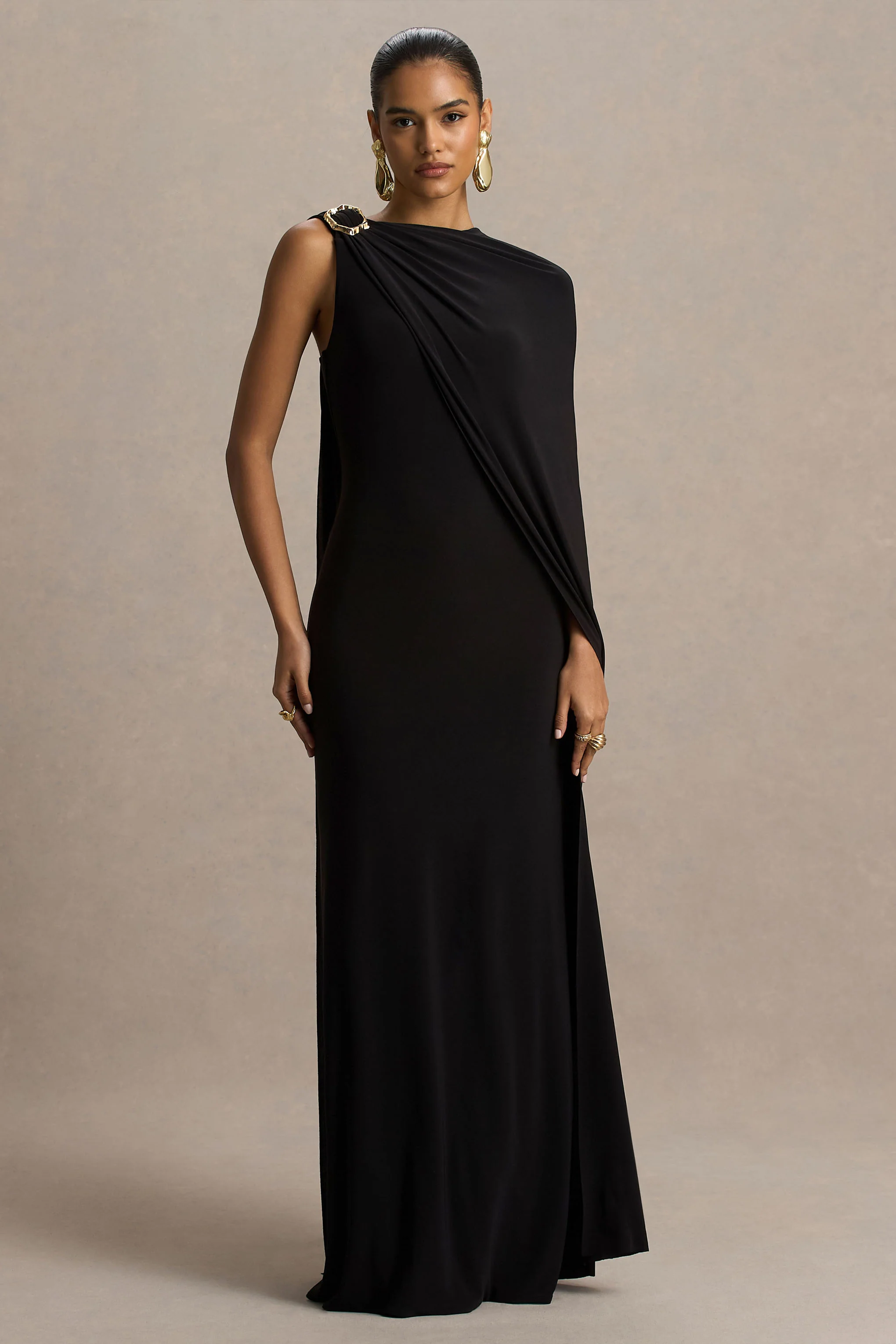 Cressida | Schwarzes Maxikleid mit asymmetrischem Ausschnitt und Cape-Ärmel - Image 5