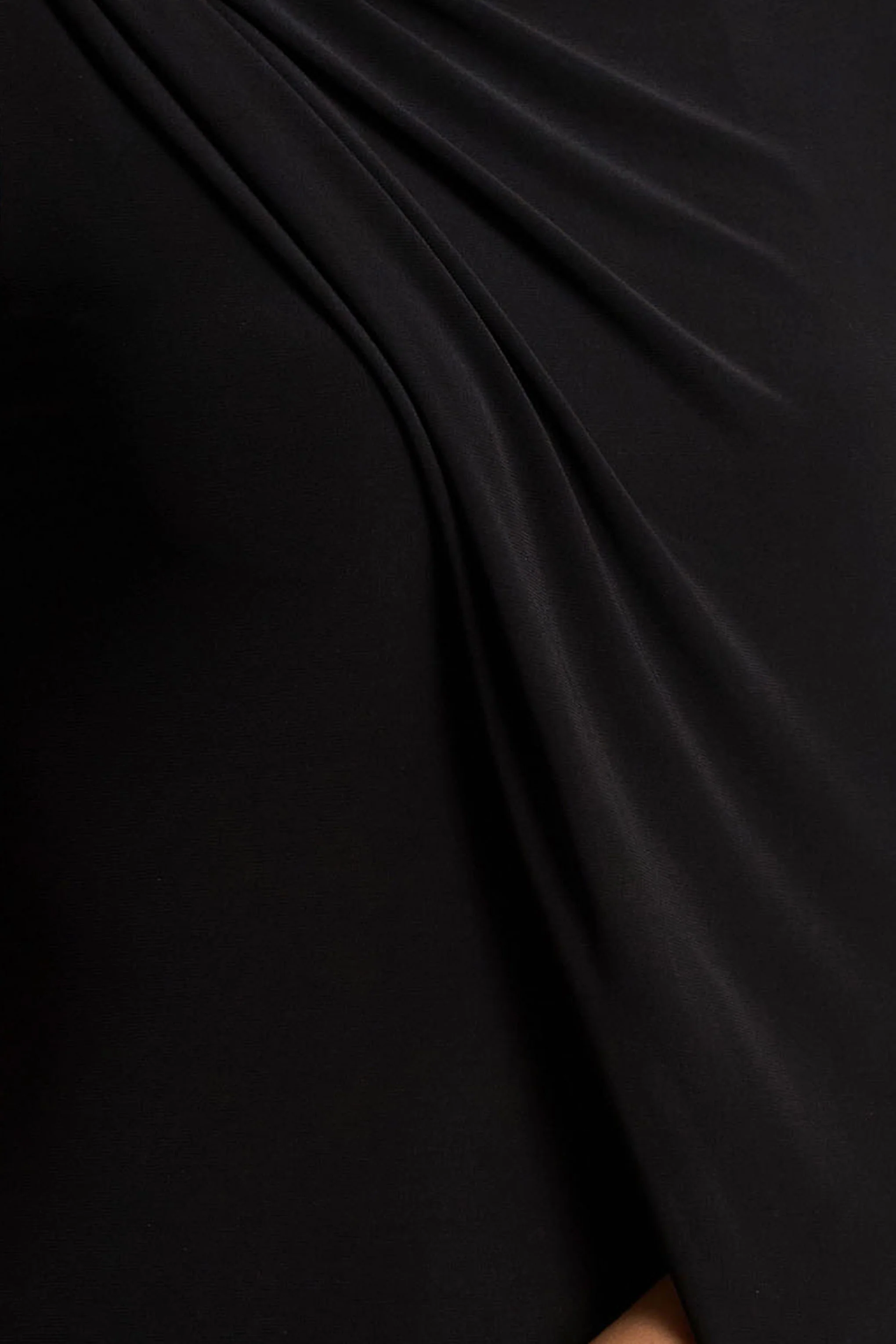 Cressida | Schwarzes Maxikleid mit asymmetrischem Ausschnitt und Cape-Ärmel - Image 6