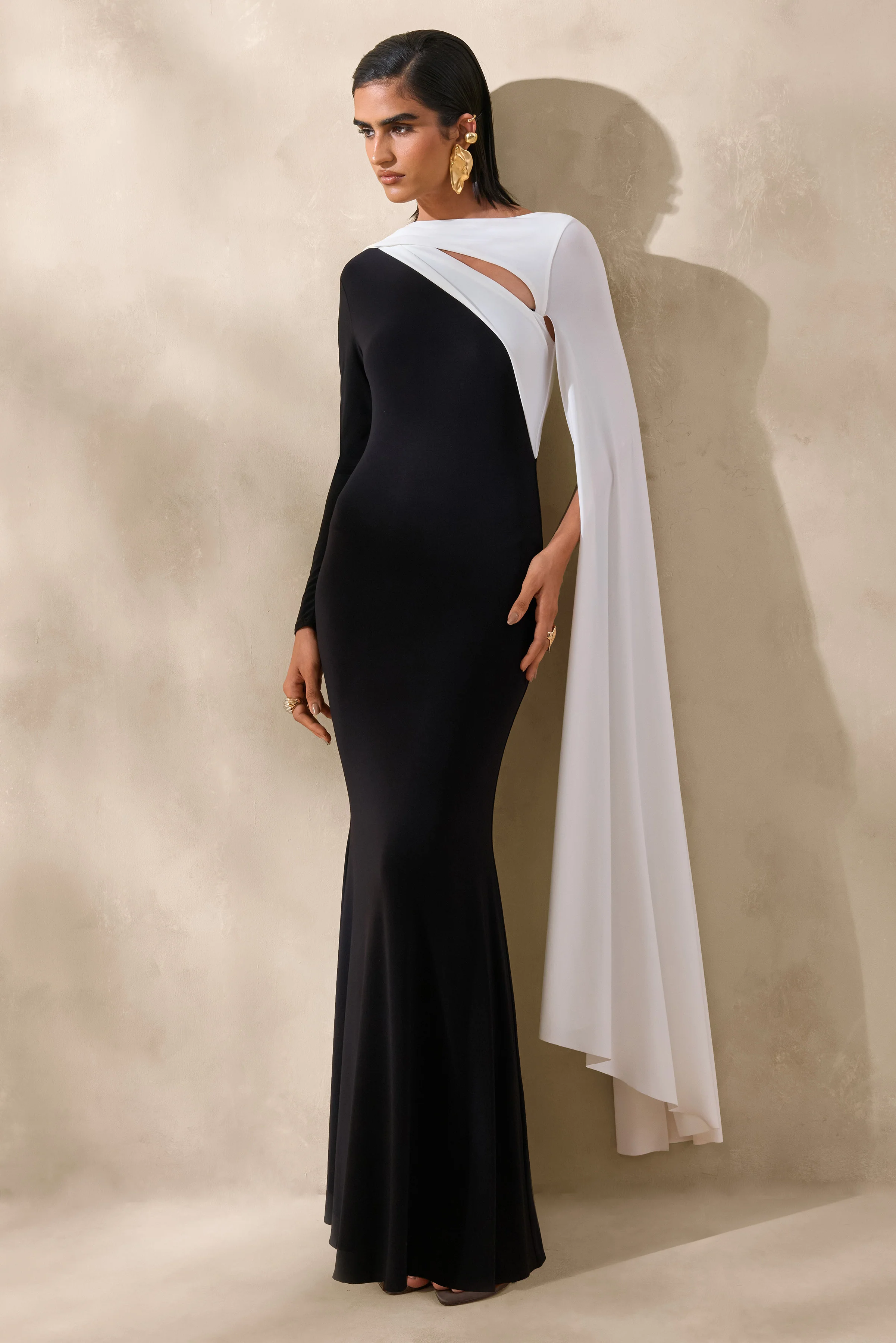 Dabria | Schwarz weißes Maxikleid mit asymmetrischem Ausschnitt und Capeärmel