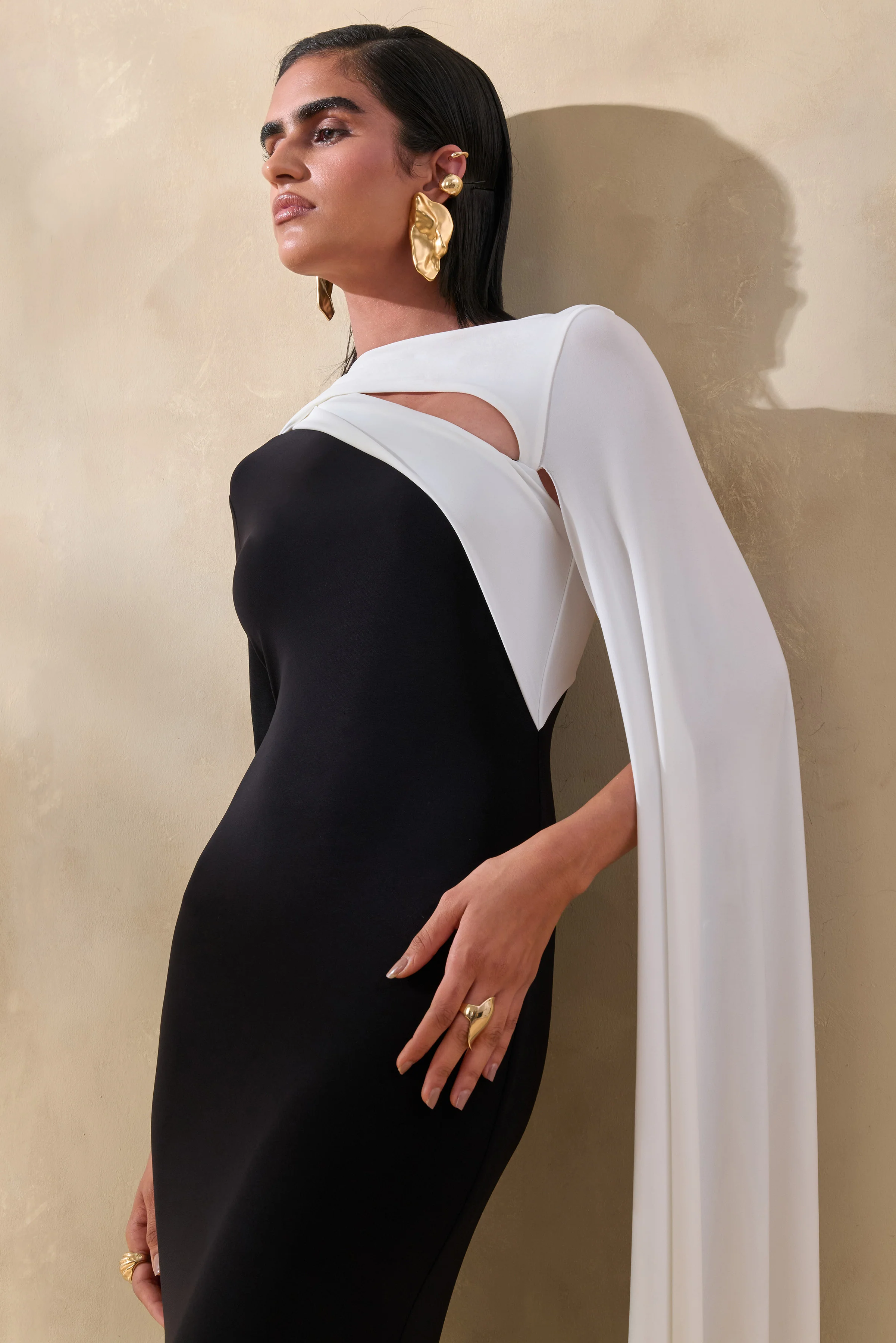 Dabria | Schwarz weißes Maxikleid mit asymmetrischem Ausschnitt und Capeärmel - Image 3