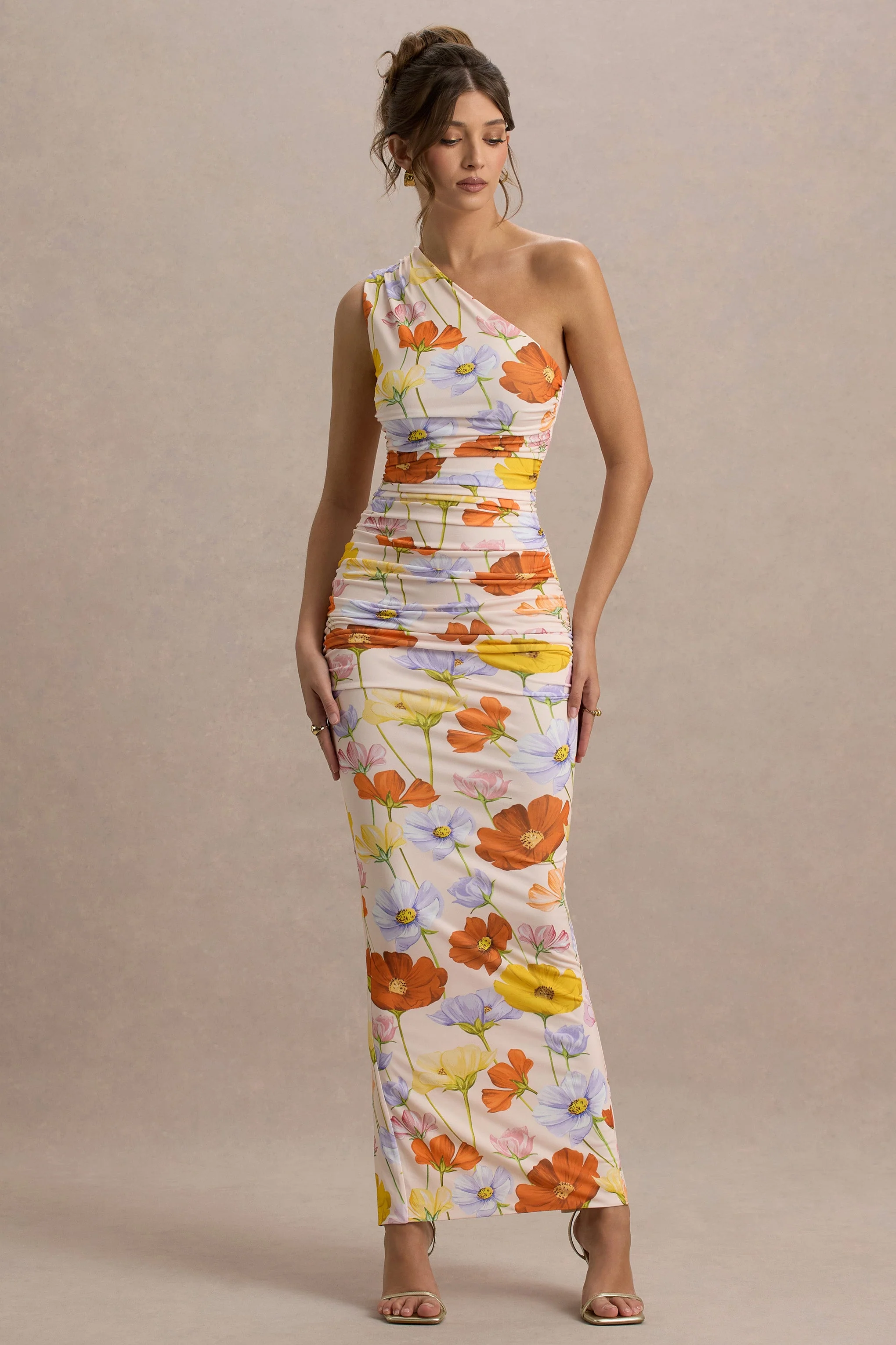 Dalarie | Helles Maxikleid mit Blumenmuster und einer Schulter, gerafft. - Image 3