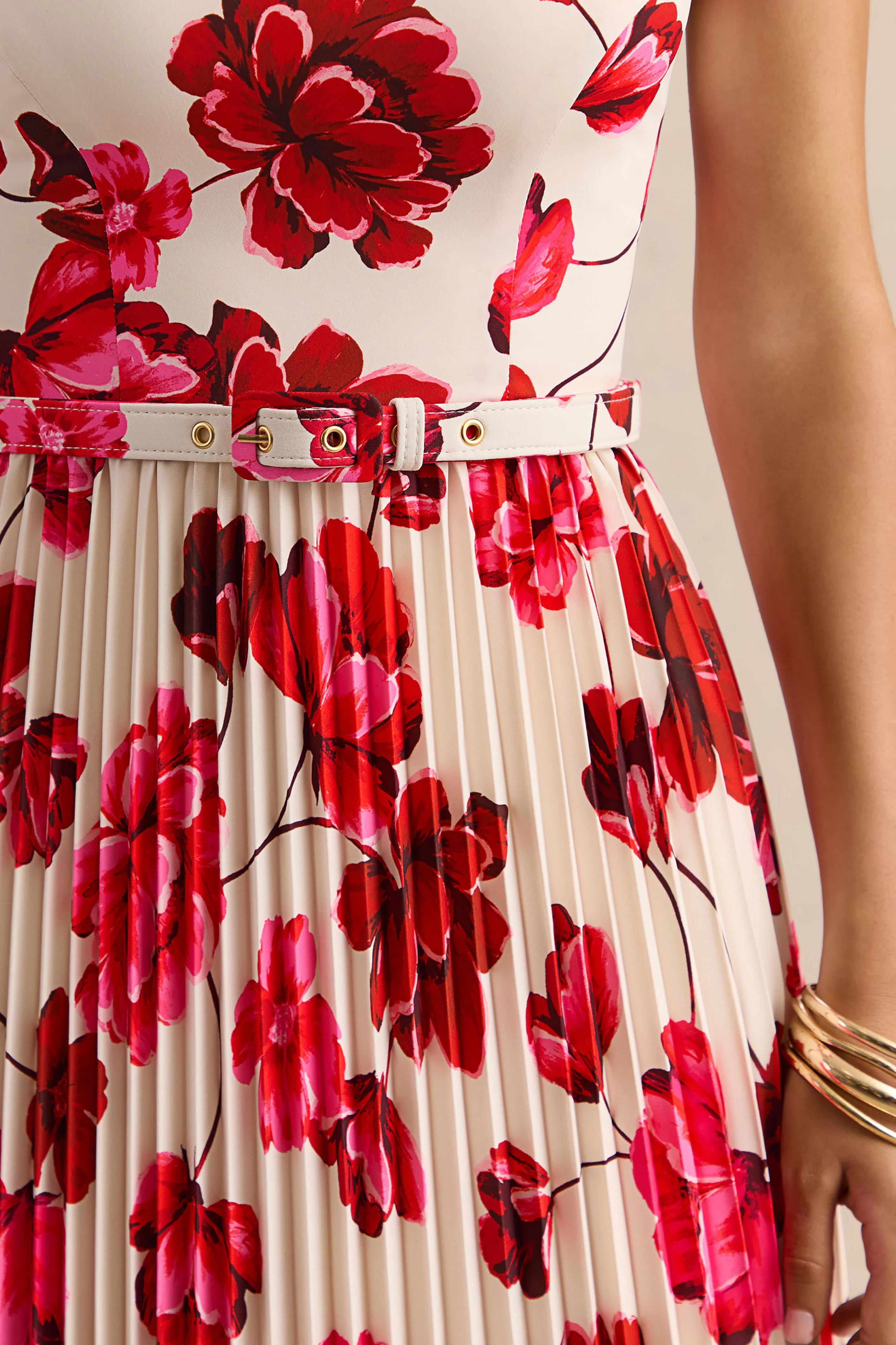 Danika | Pinkes Maxikleid mit floralem Print, plissiertem Rock und eckigem Ausschnitt - Image 7