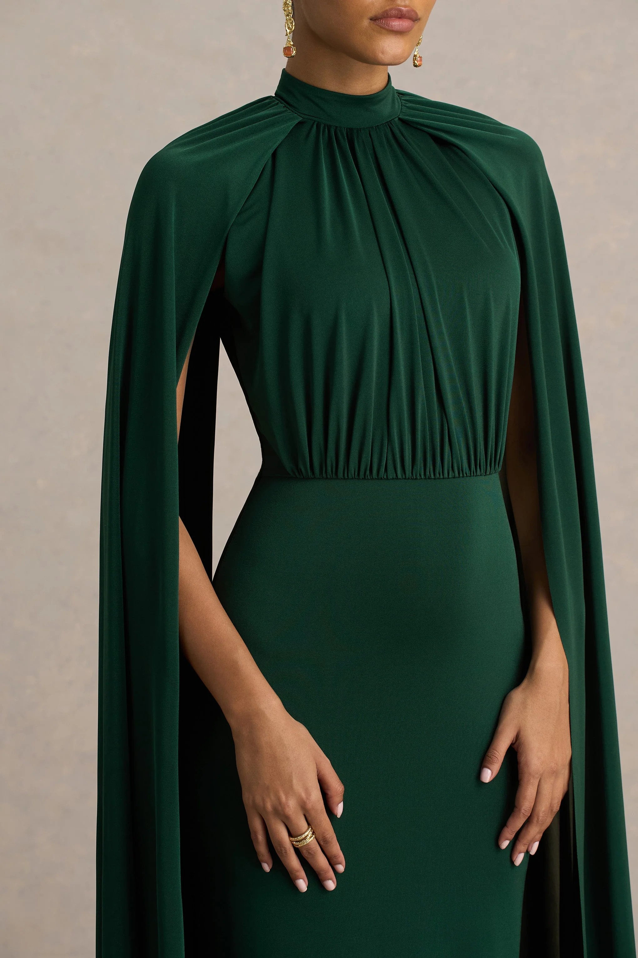 Darielle | Flaschengrünes Maxi-Kleid mit hohem Kragen und Umhang-Ärmeln - Image 3