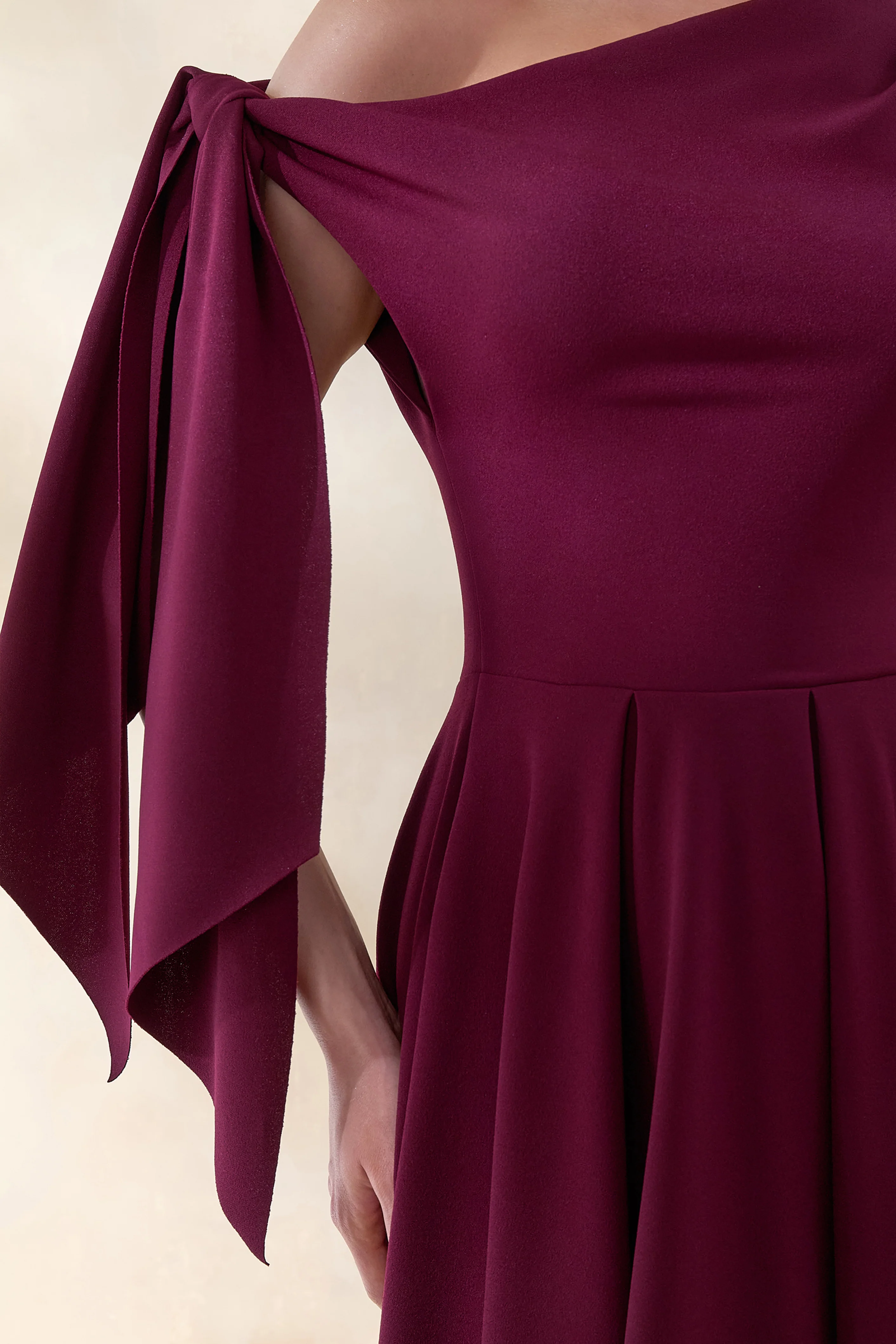 Daring | Burgunderfarbenes Midikleid mit asymmetrischem Ausschnitt und Knotendetail - Image 3