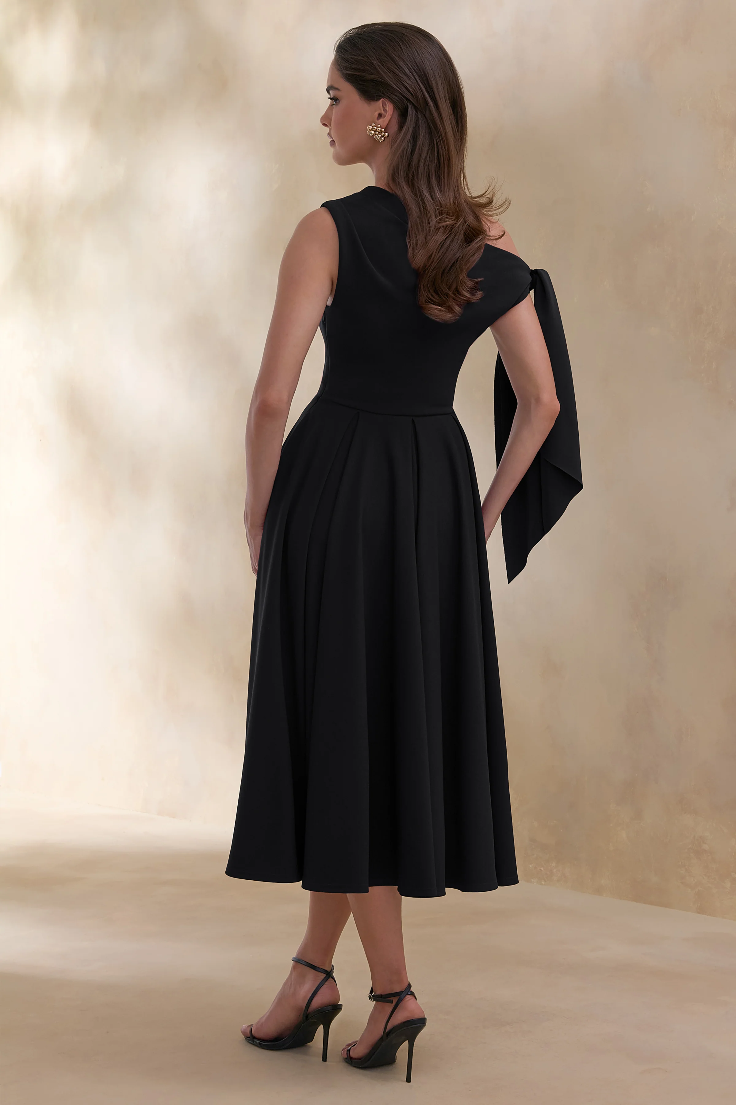 Daring | Schwarzes Midikleid mit asymmetrischem Ausschnitt und Knotendetail - Image 2