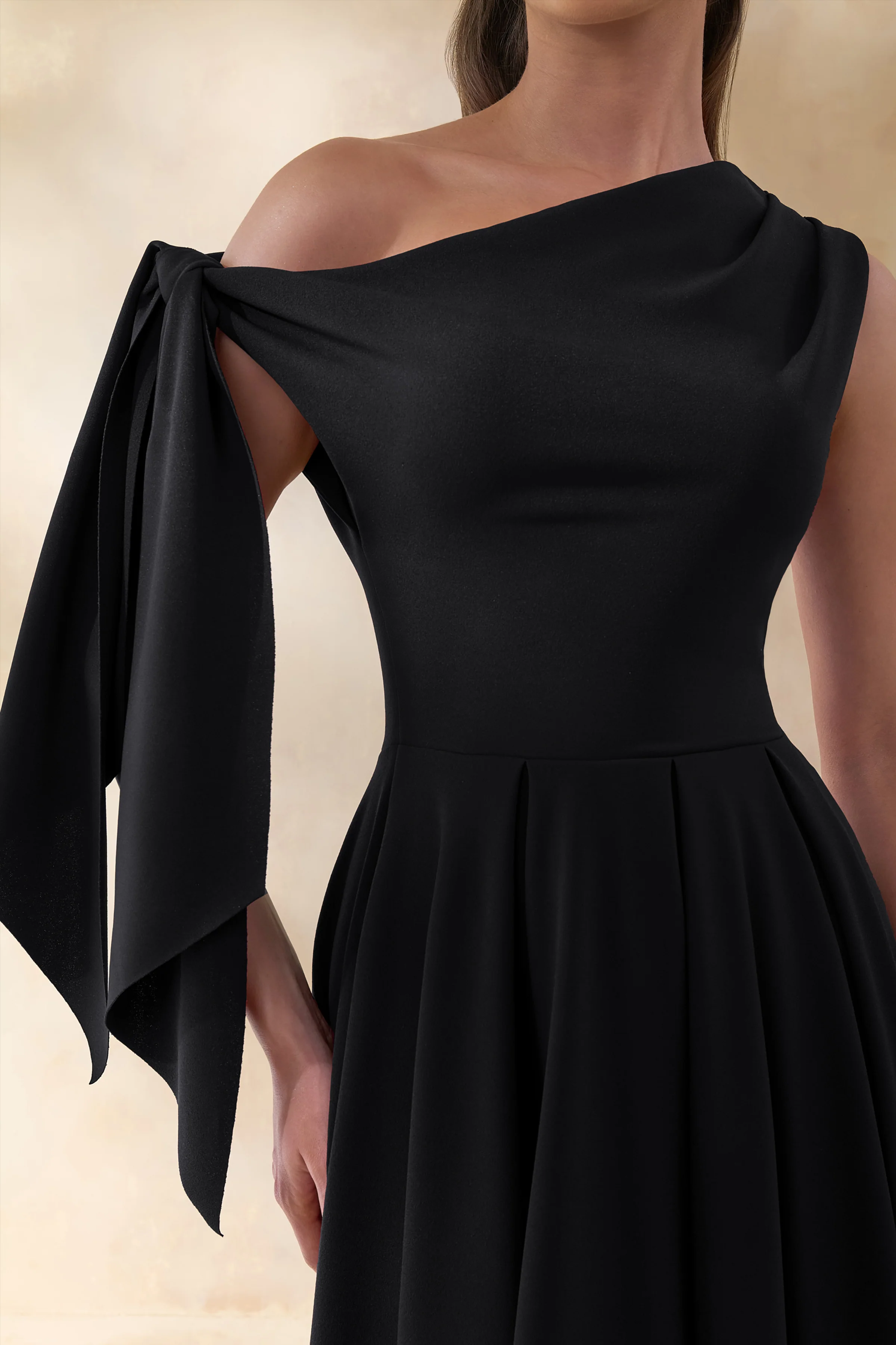 Daring | Schwarzes Midikleid mit asymmetrischem Ausschnitt und Knotendetail - Image 3