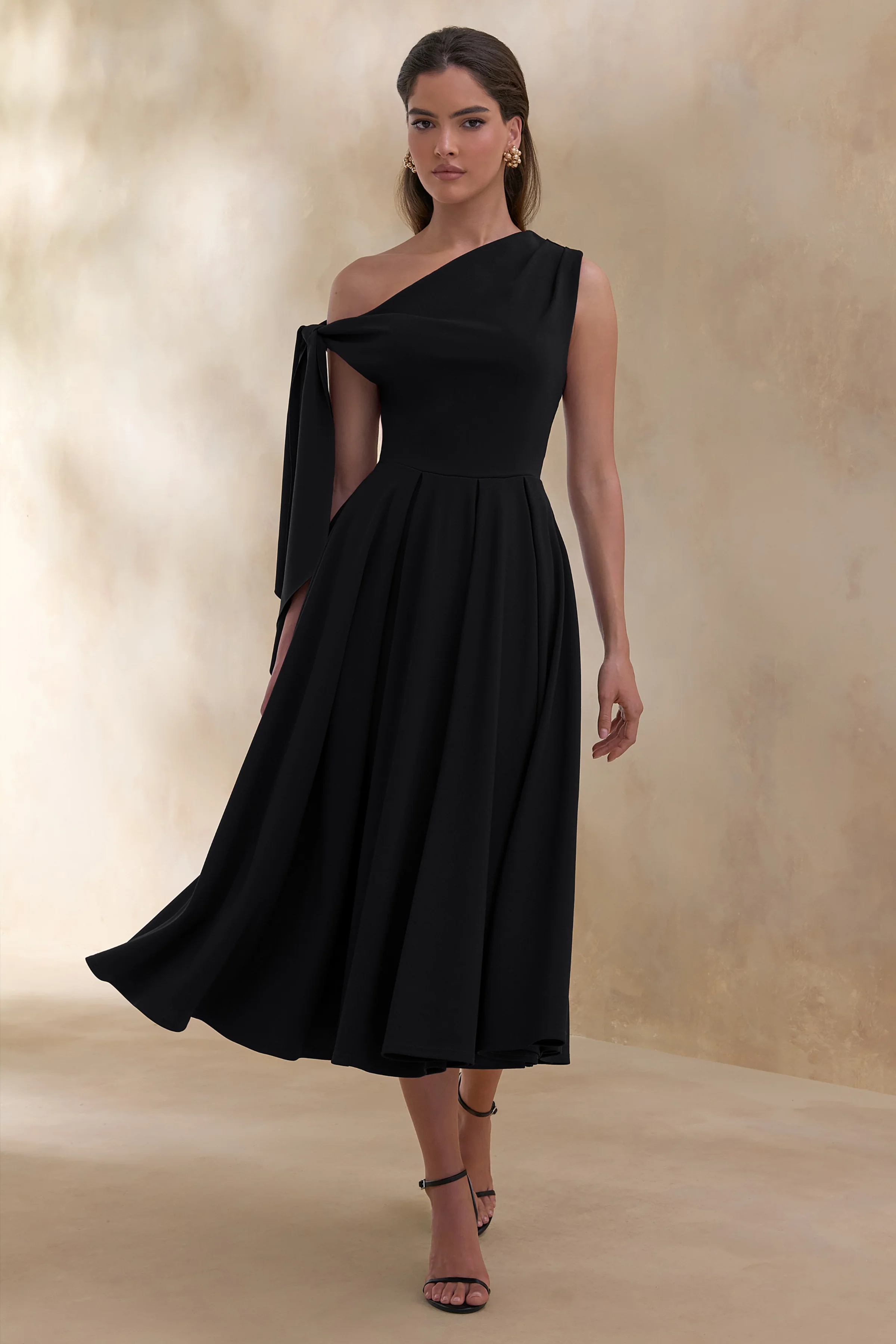 Daring | Schwarzes Midikleid mit asymmetrischem Ausschnitt und Knotendetail - Image 4