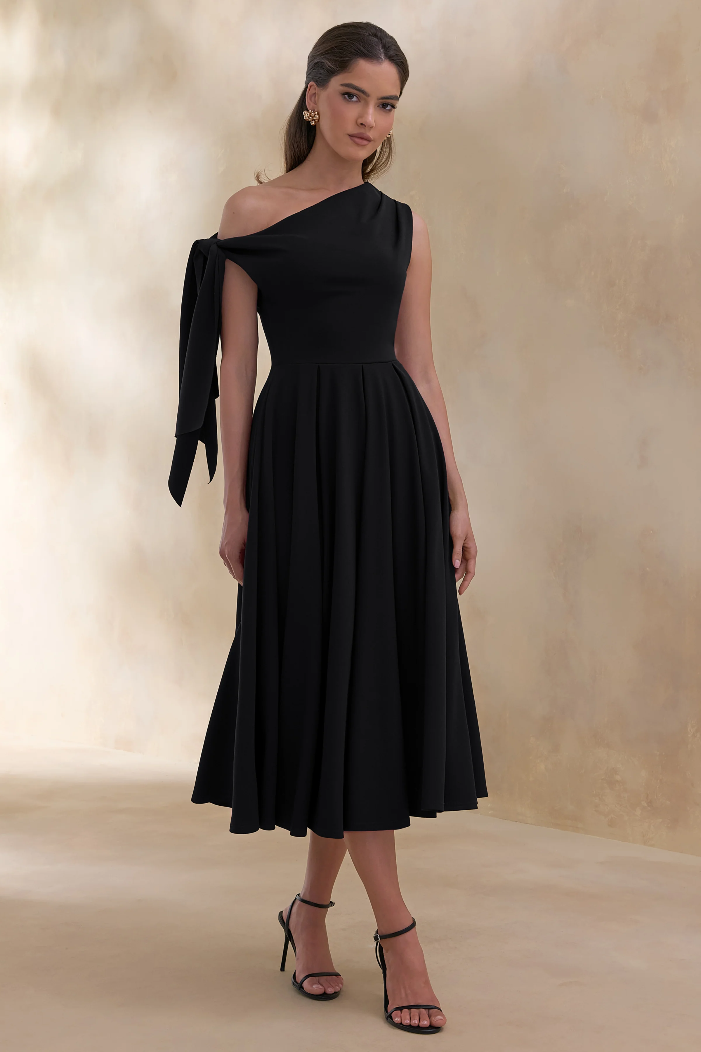 Daring | Schwarzes Midikleid mit asymmetrischem Ausschnitt und Knotendetail - Image 5