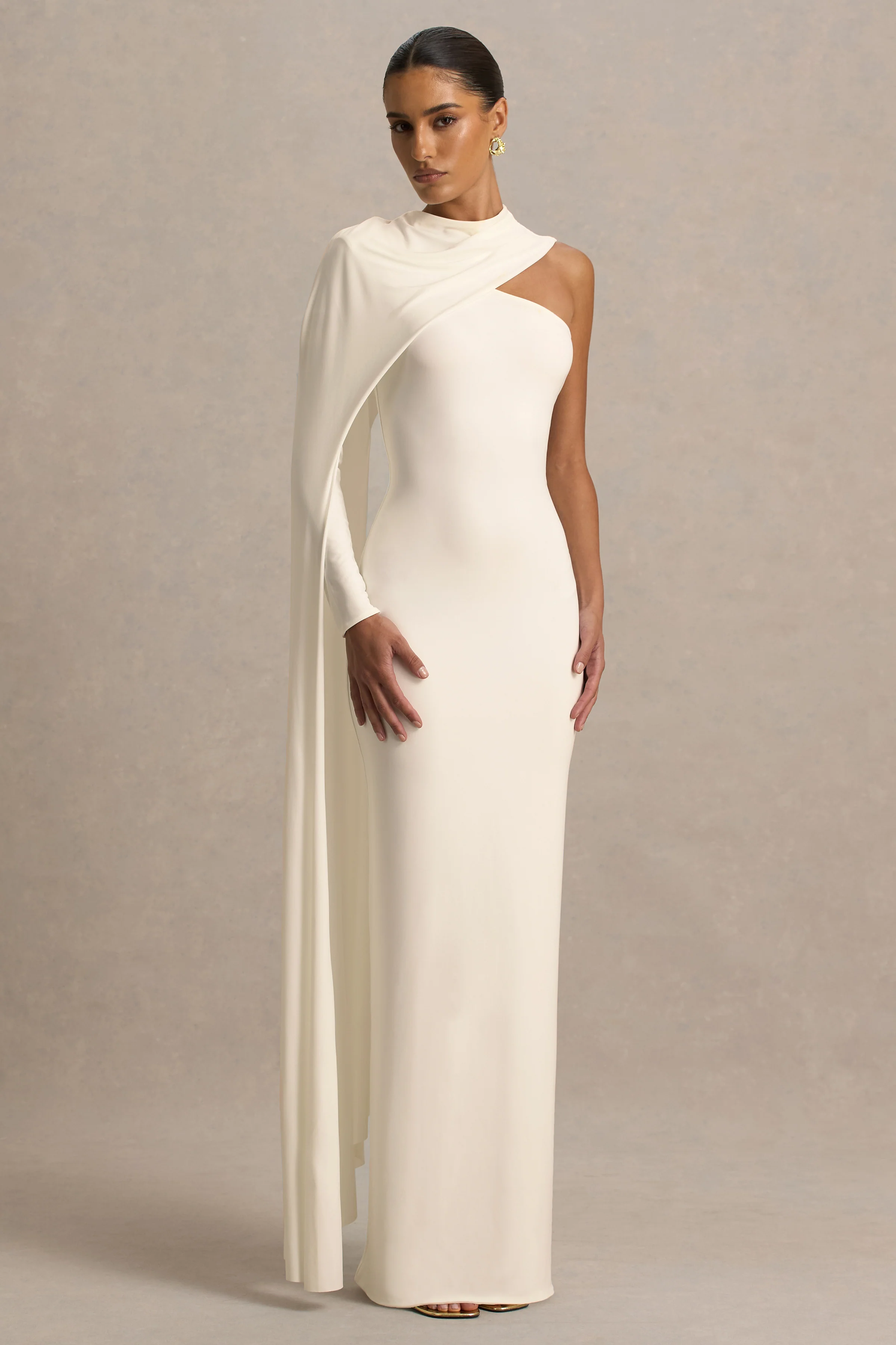 Dawn | Cremefarbenes Maxikleid mit hohem Ausschnitt und einem langen Cape-Ärmel