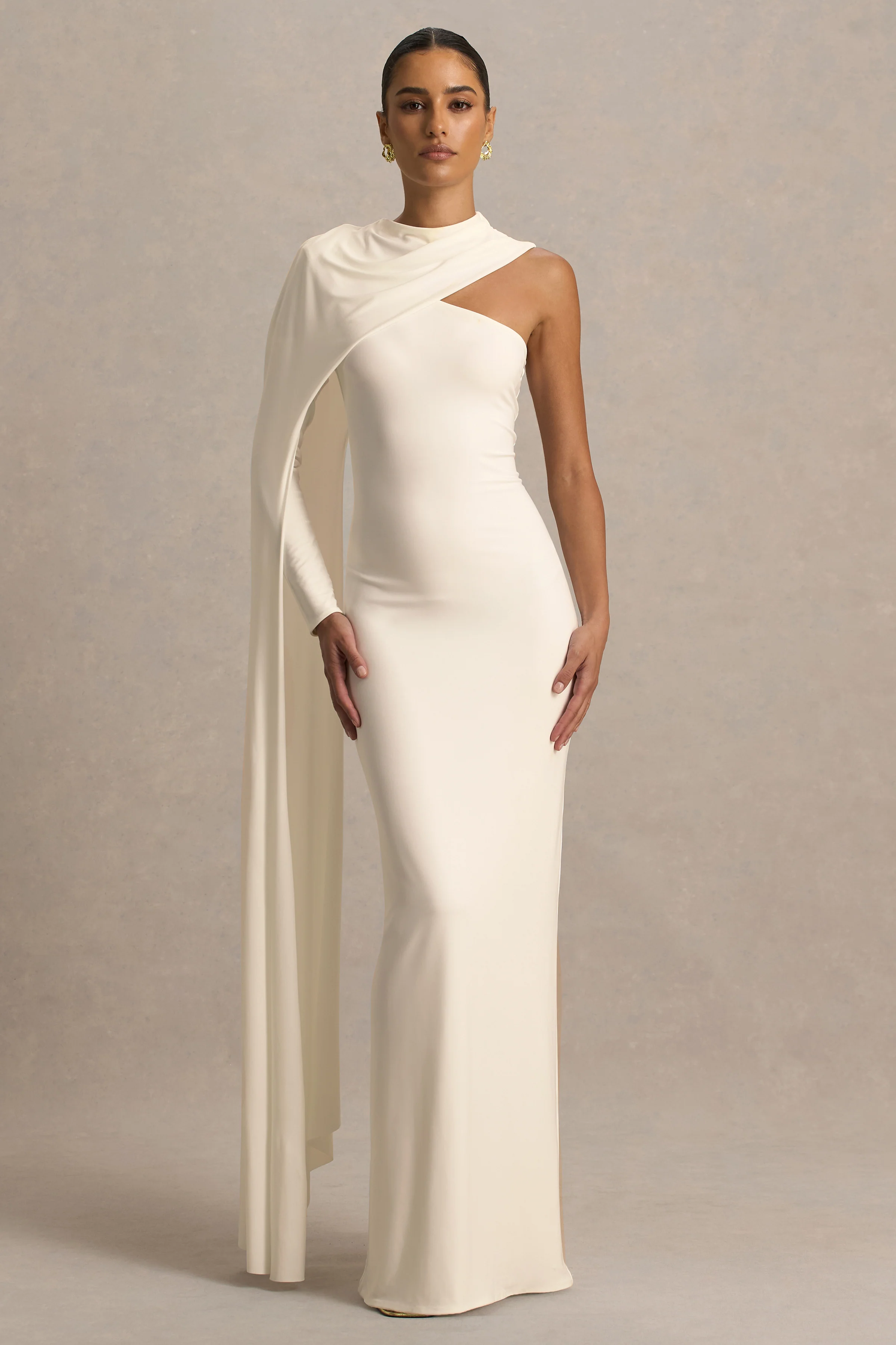 Dawn | Cremefarbenes Maxikleid mit hohem Ausschnitt und einem langen Cape-Ärmel - Image 5