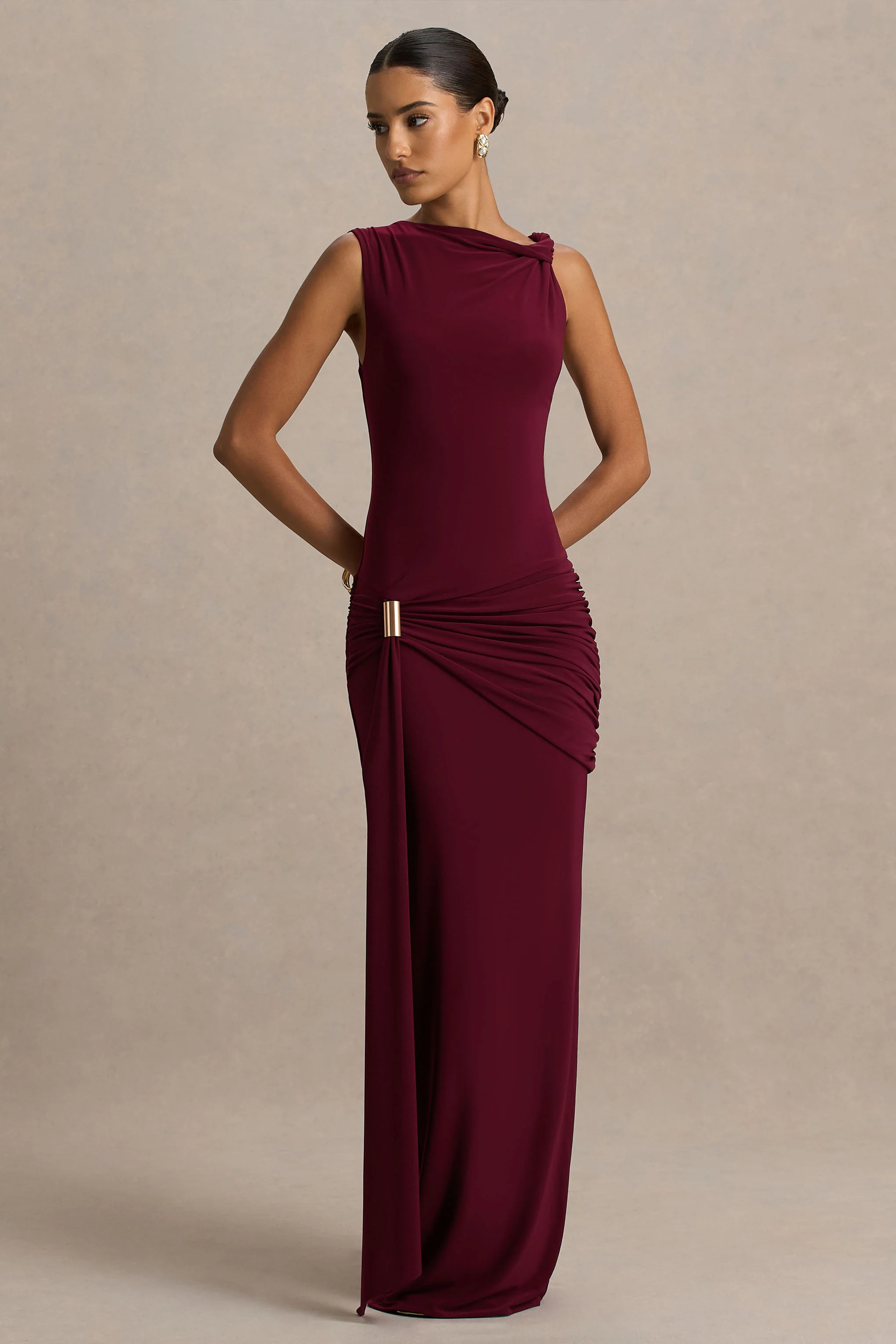 Decadence | Burgunderrotes Maxikleid mit hohem Ausschnitt und Twist-Ärmel - Image 4