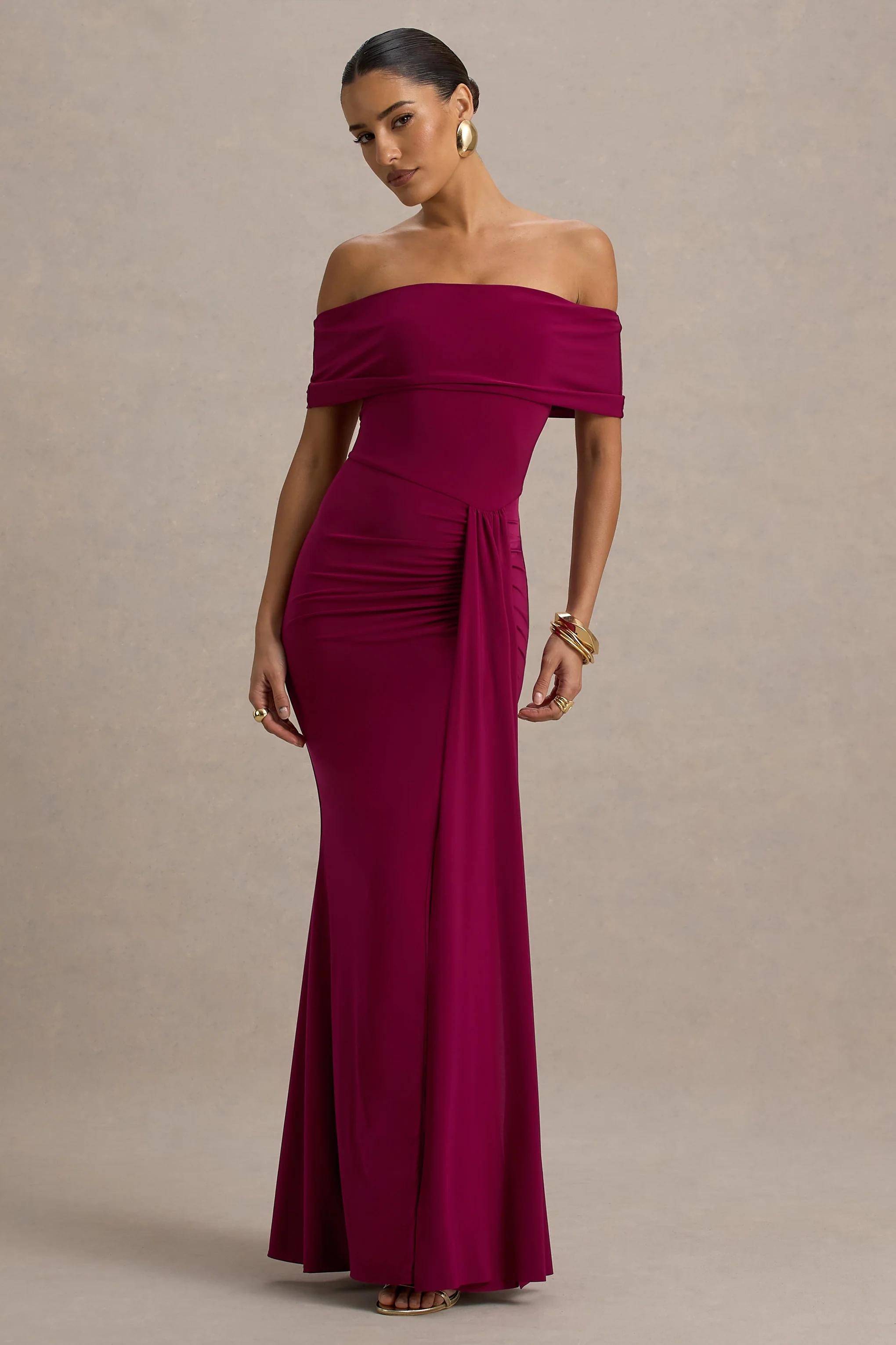 Delma | Burgunderfarbiges Bardot-Maxikleid mit Drapierung.