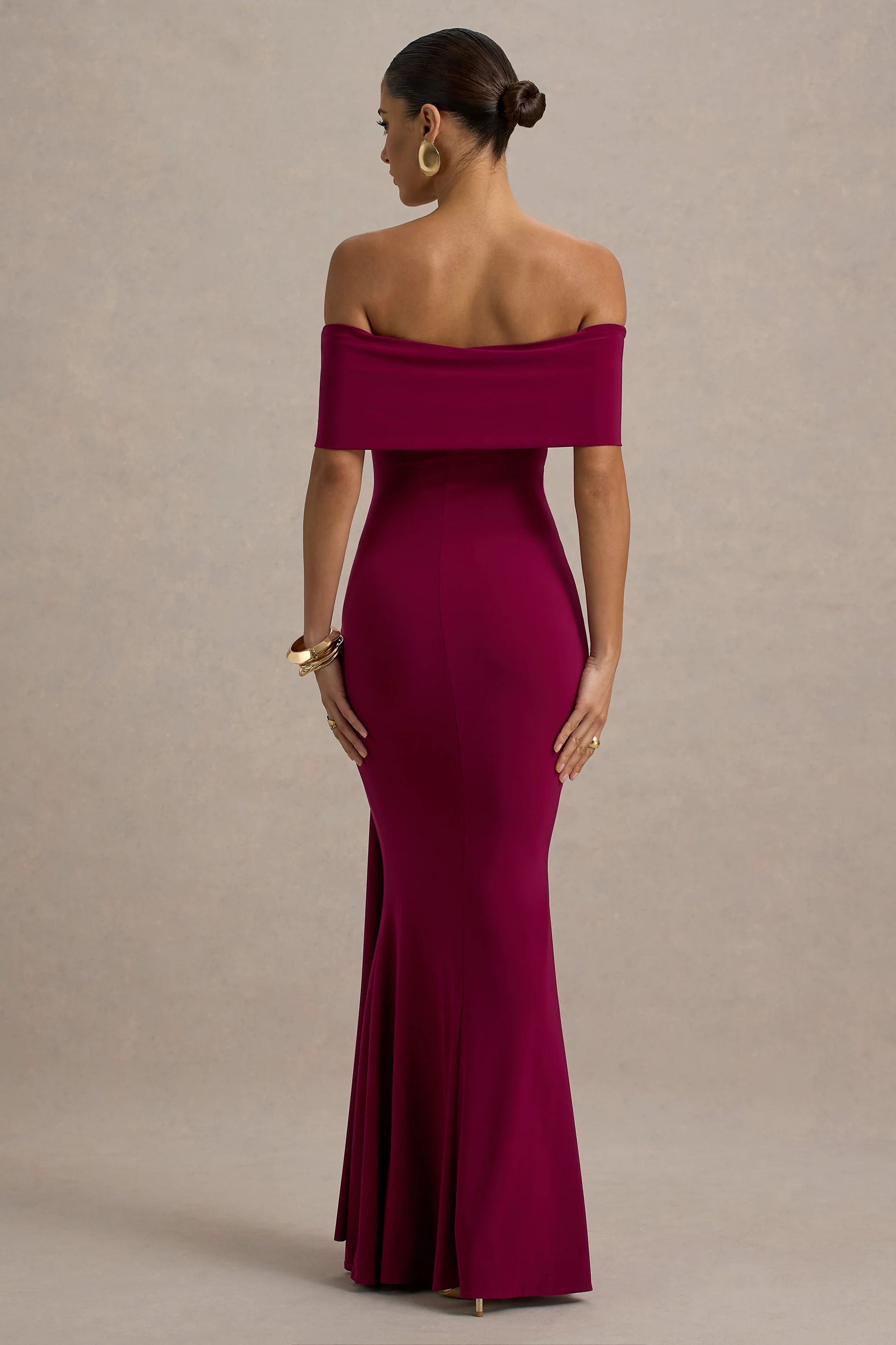 Delma | Burgunderfarbiges Bardot-Maxikleid mit Drapierung. - Image 2