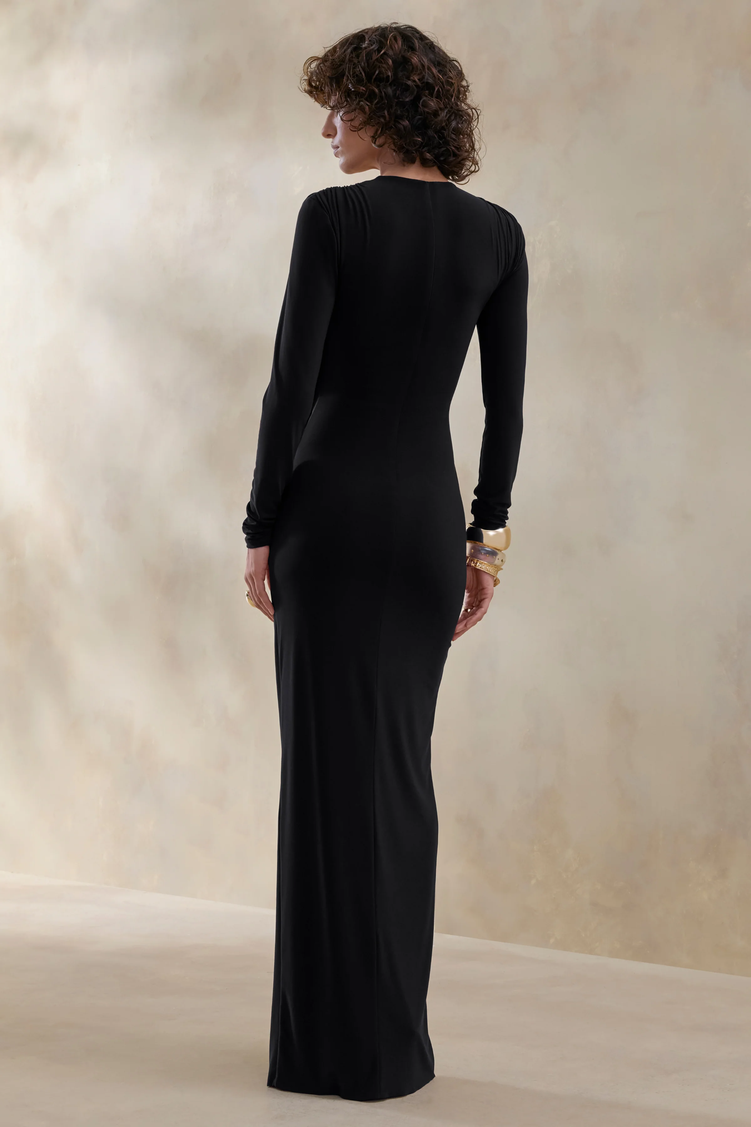 Desirelle | Schwarzes Maxikleid mit Rundhalsausschnitt und Raffungen - Image 2
