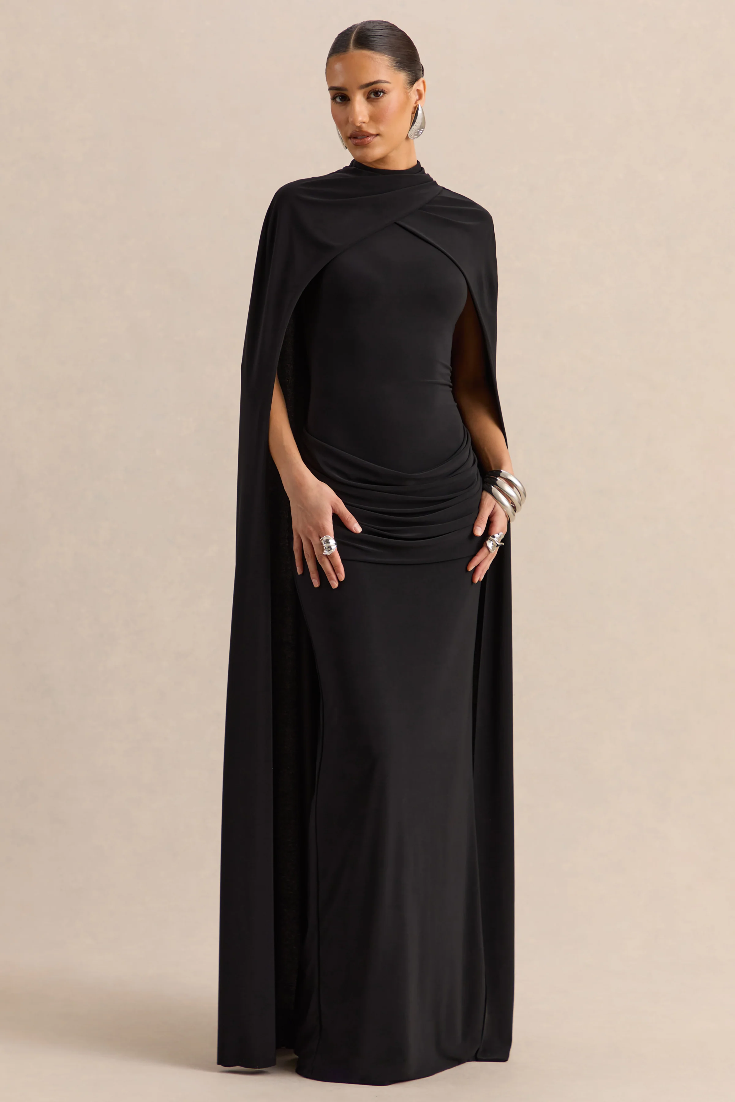 Dianelle | Schwarzes Maxikleid mit hohem Ausschnitt und Cape Ärmeln