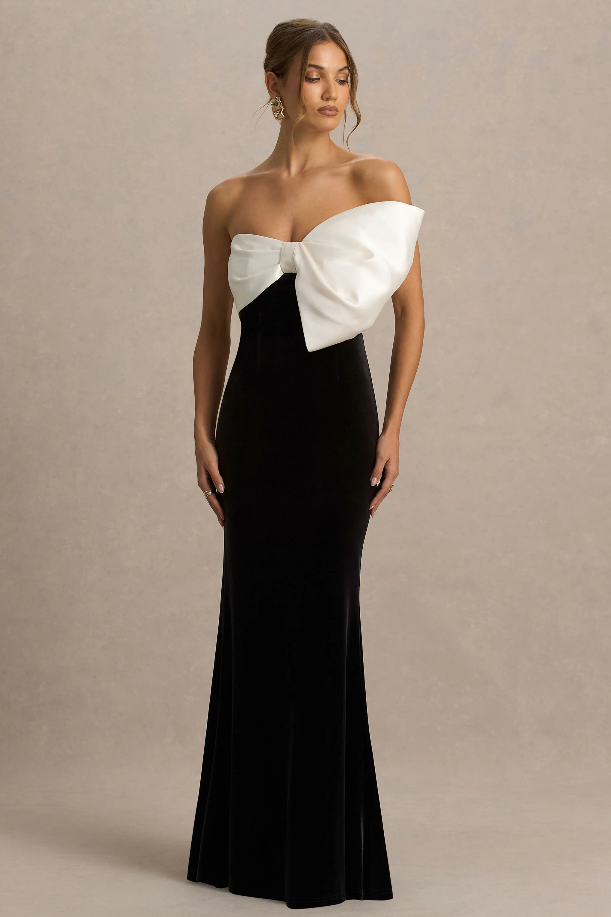 Divulge | Schwarz-weißes Maxikleid aus Samt mit asymmetrischem Ausschnitt und Schleifendetail