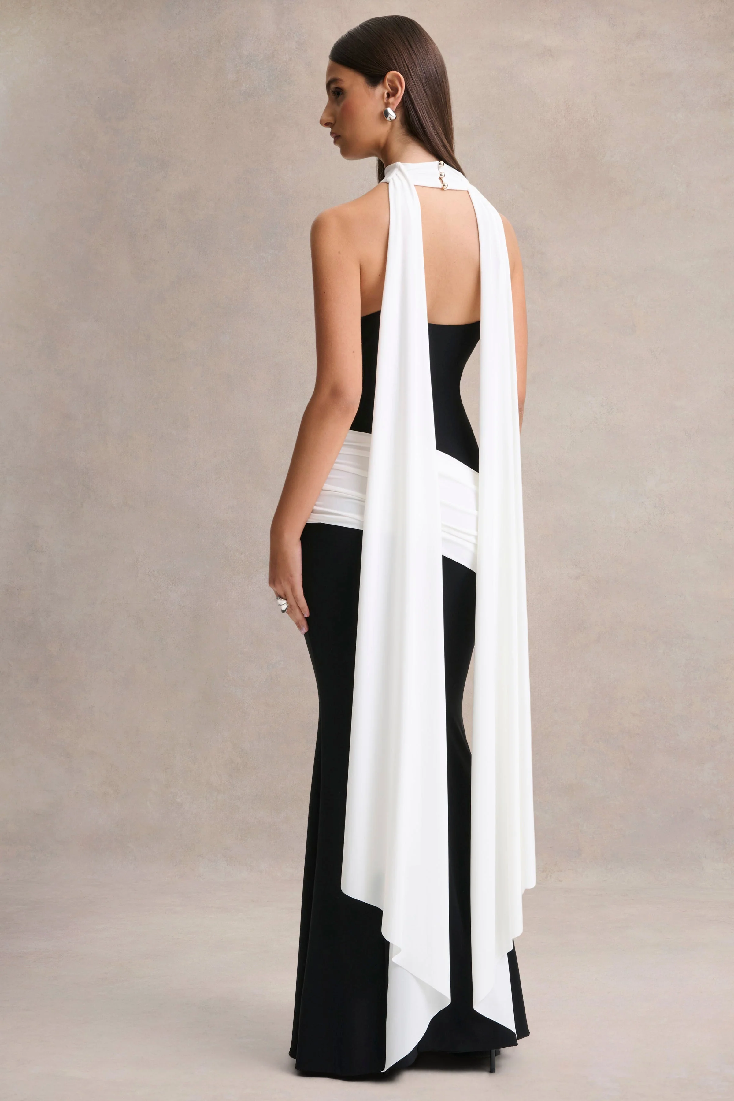 Dorinda | Schwarz-weißes Maxikleid mit hohem Ausschnitt, Drapierung und Schaldetail - Image 2