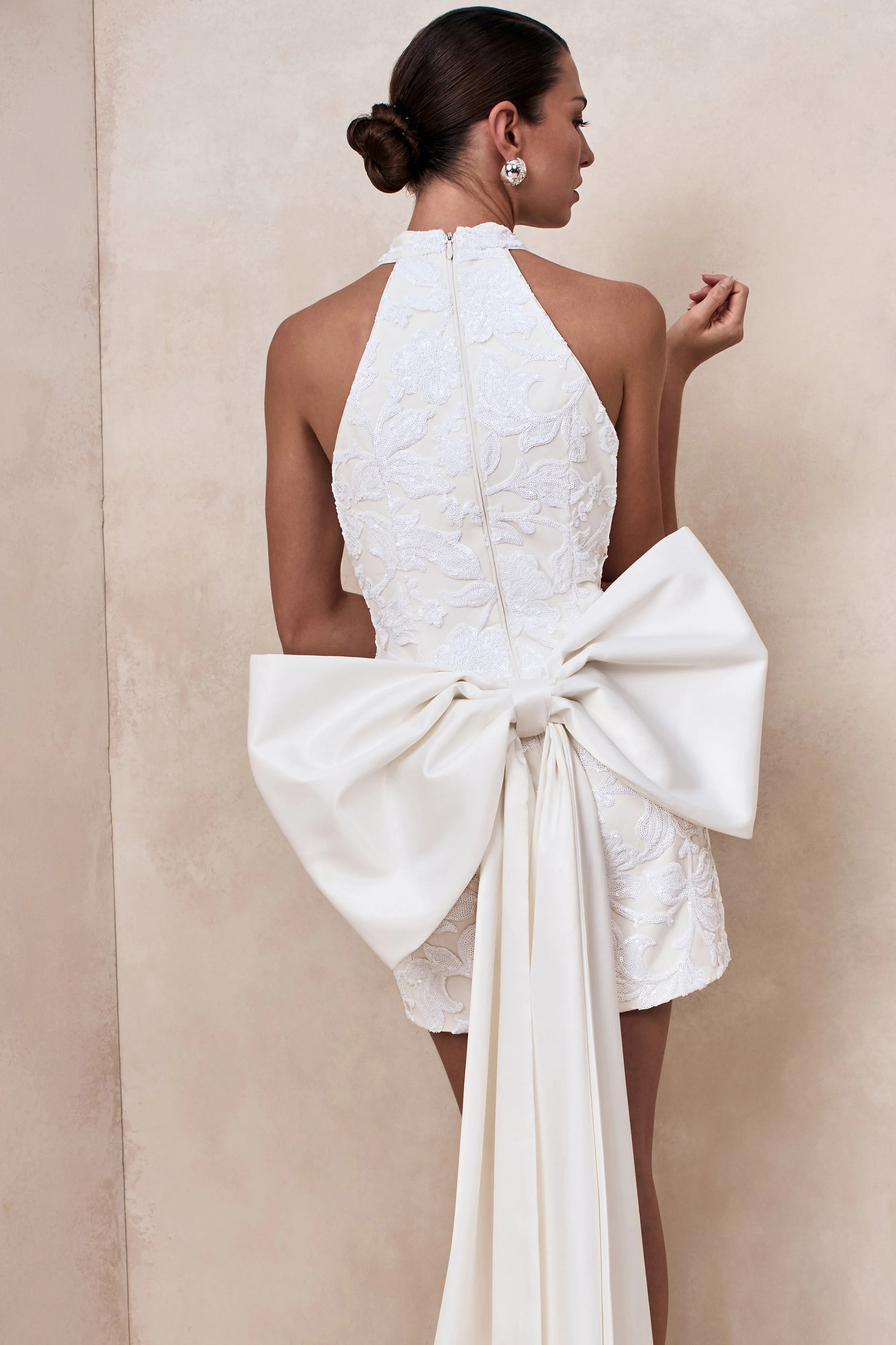 Dreamer | Weißes Spitzen-Minikleid mit Neckholder und großer Schleife - Image 4