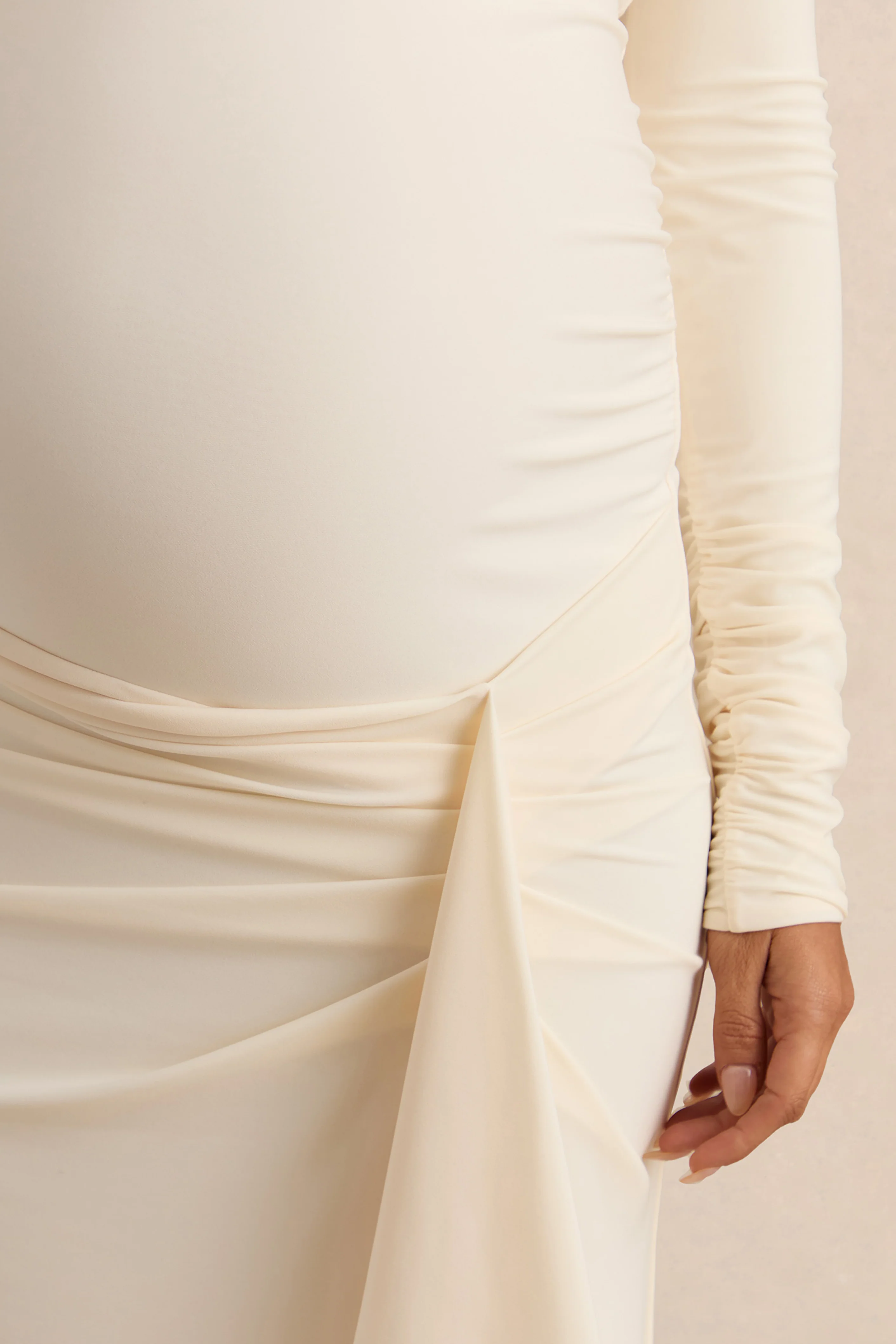 Drusilla | Cremefarbenes Umstands-Maxikleid mit asymmetrischem Ausschnitt und Raffdetails - Image 12
