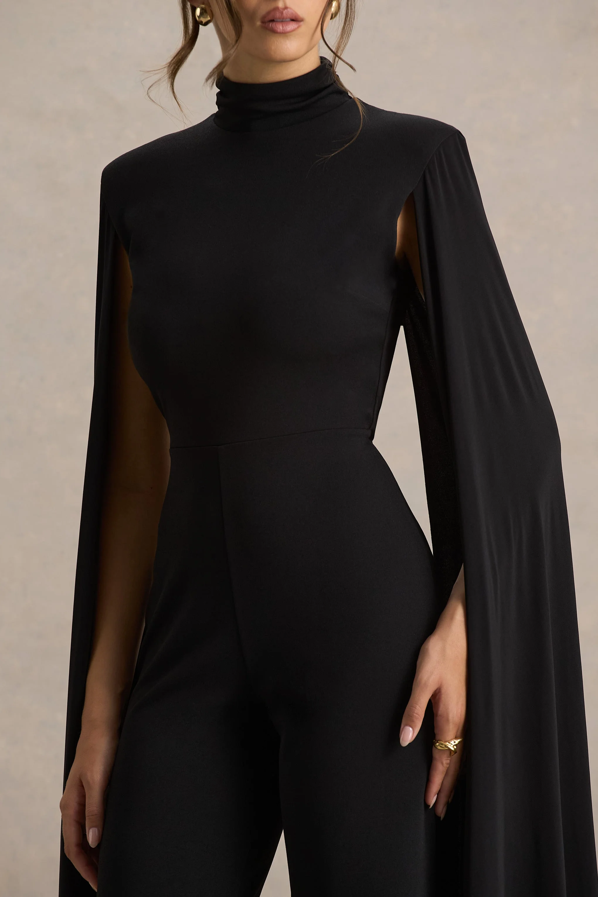 Dulcet | Schwarzer Jumpsuit mit hohem Kragen und Cape-Ärmeln - Image 2