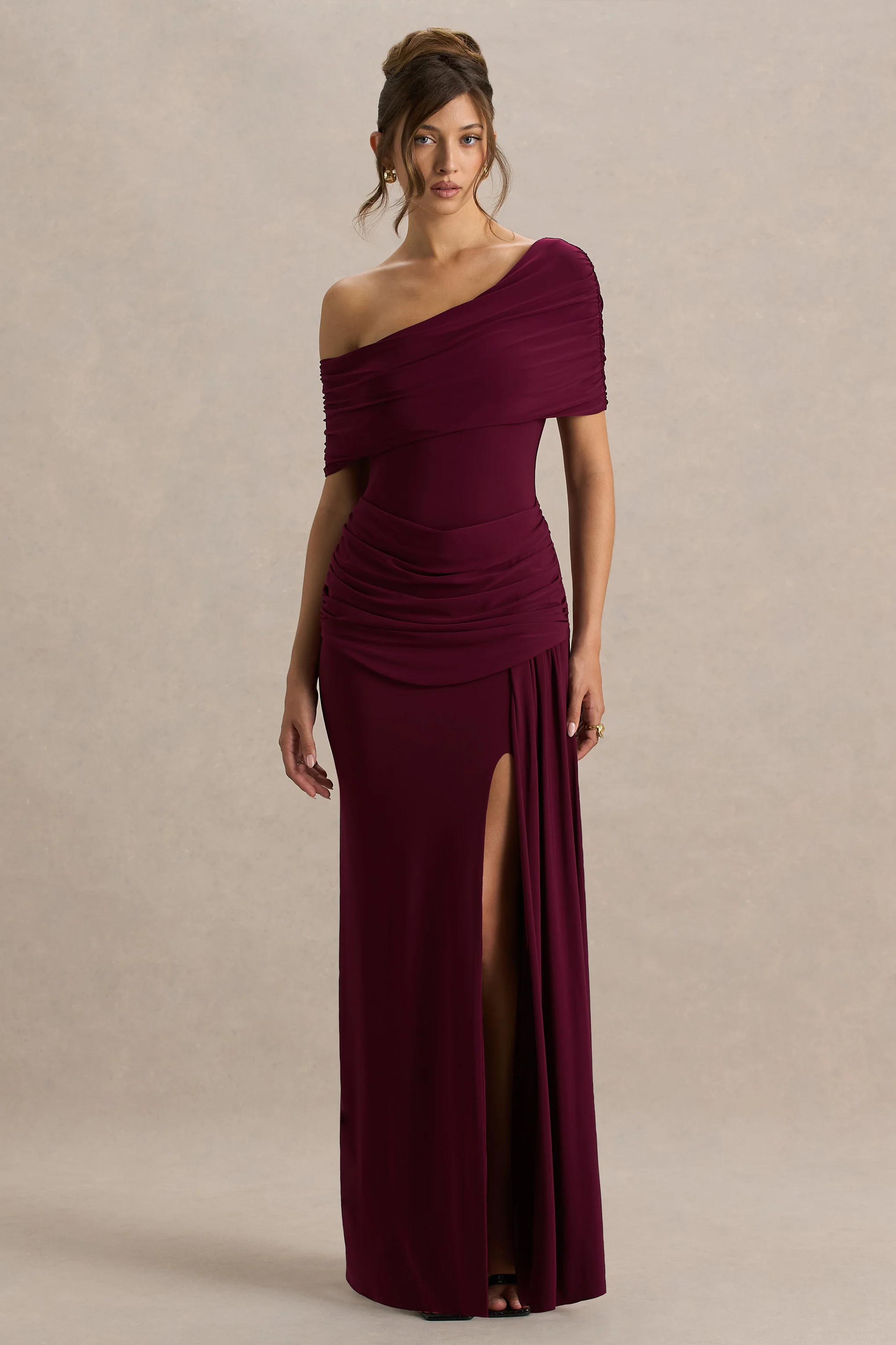 Dynasty | Burgunderfarbenes Maxikleid mit asymmetrischem Ausschnitt, Raffung und hohem Beinschlitz