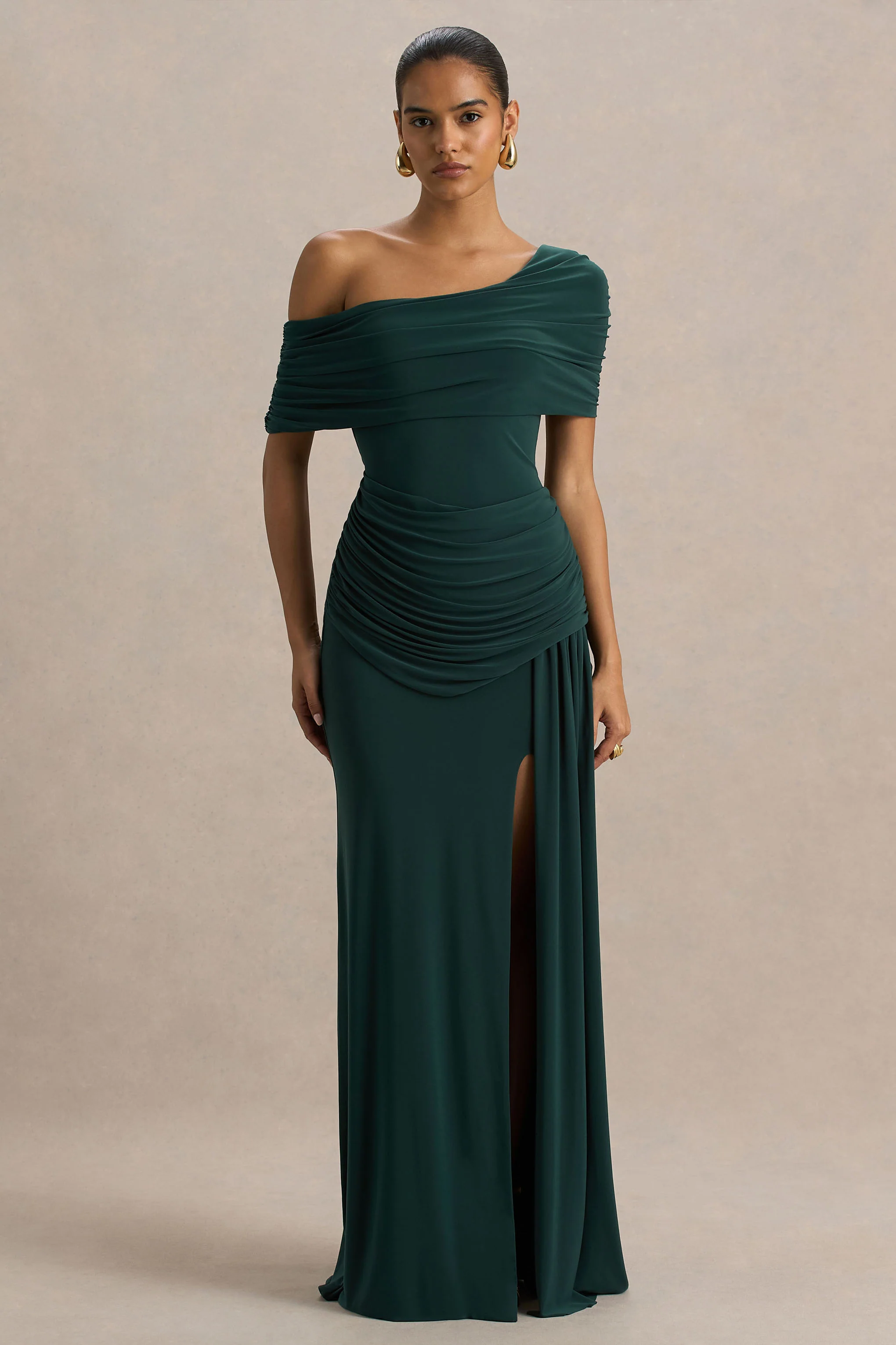 Dynasty | Dunkelgrünes Maxikleid mit asymmetrischem Ausschnitt, Raffung und hohem Beinschlitz