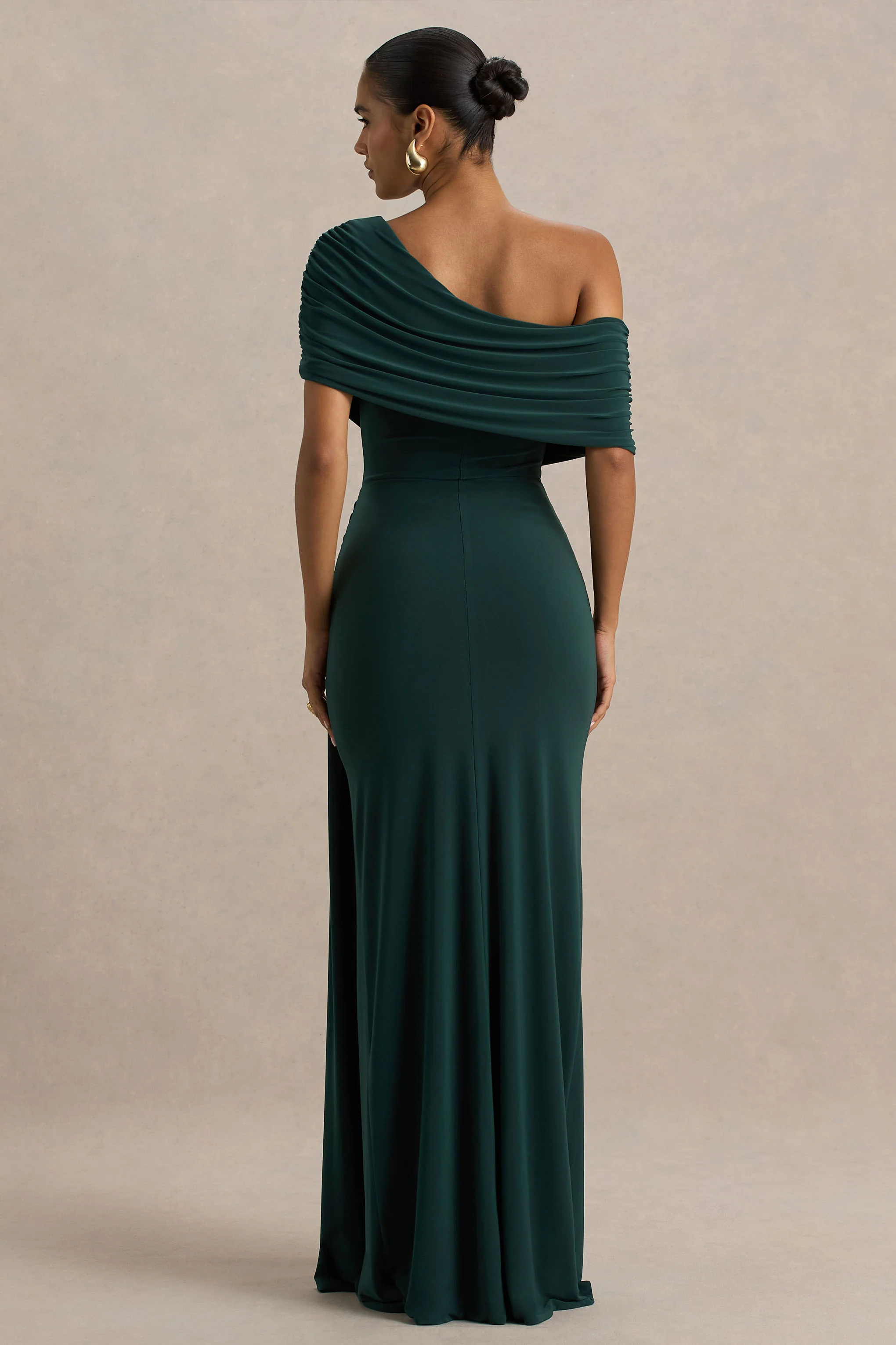 Dynasty | Dunkelgrünes Maxikleid mit asymmetrischem Ausschnitt, Raffung und hohem Beinschlitz - Image 2