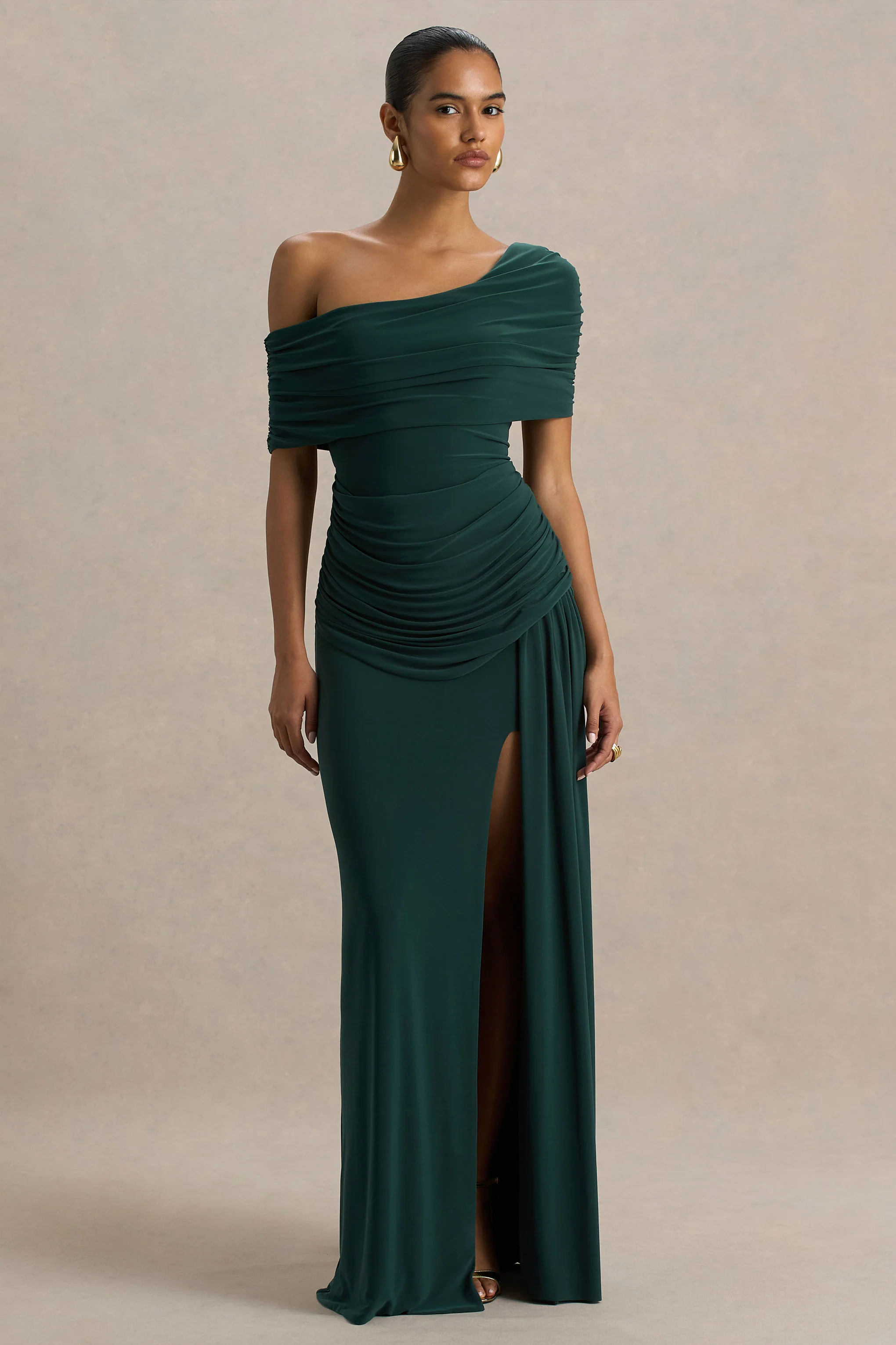 Dynasty | Dunkelgrünes Maxikleid mit asymmetrischem Ausschnitt, Raffung und hohem Beinschlitz - Image 3