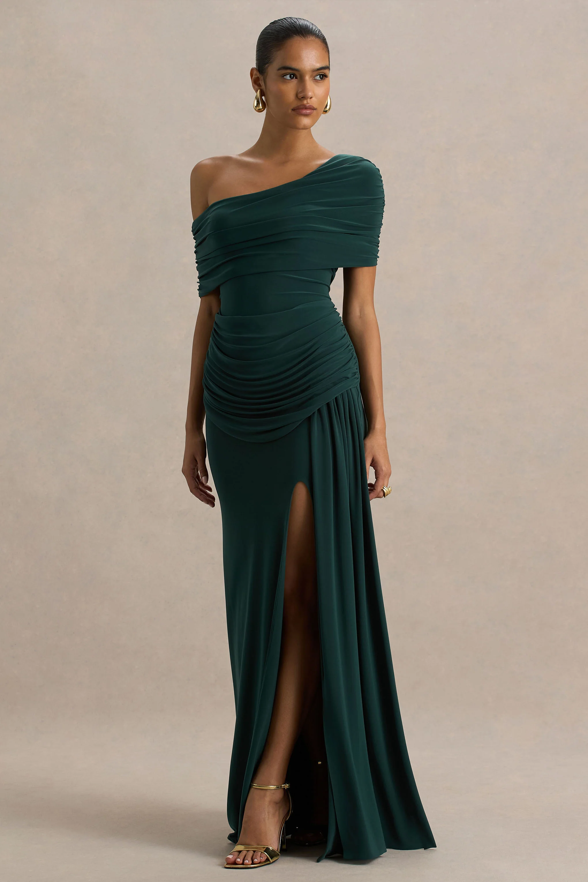 Dynasty | Dunkelgrünes Maxikleid mit asymmetrischem Ausschnitt, Raffung und hohem Beinschlitz - Image 5