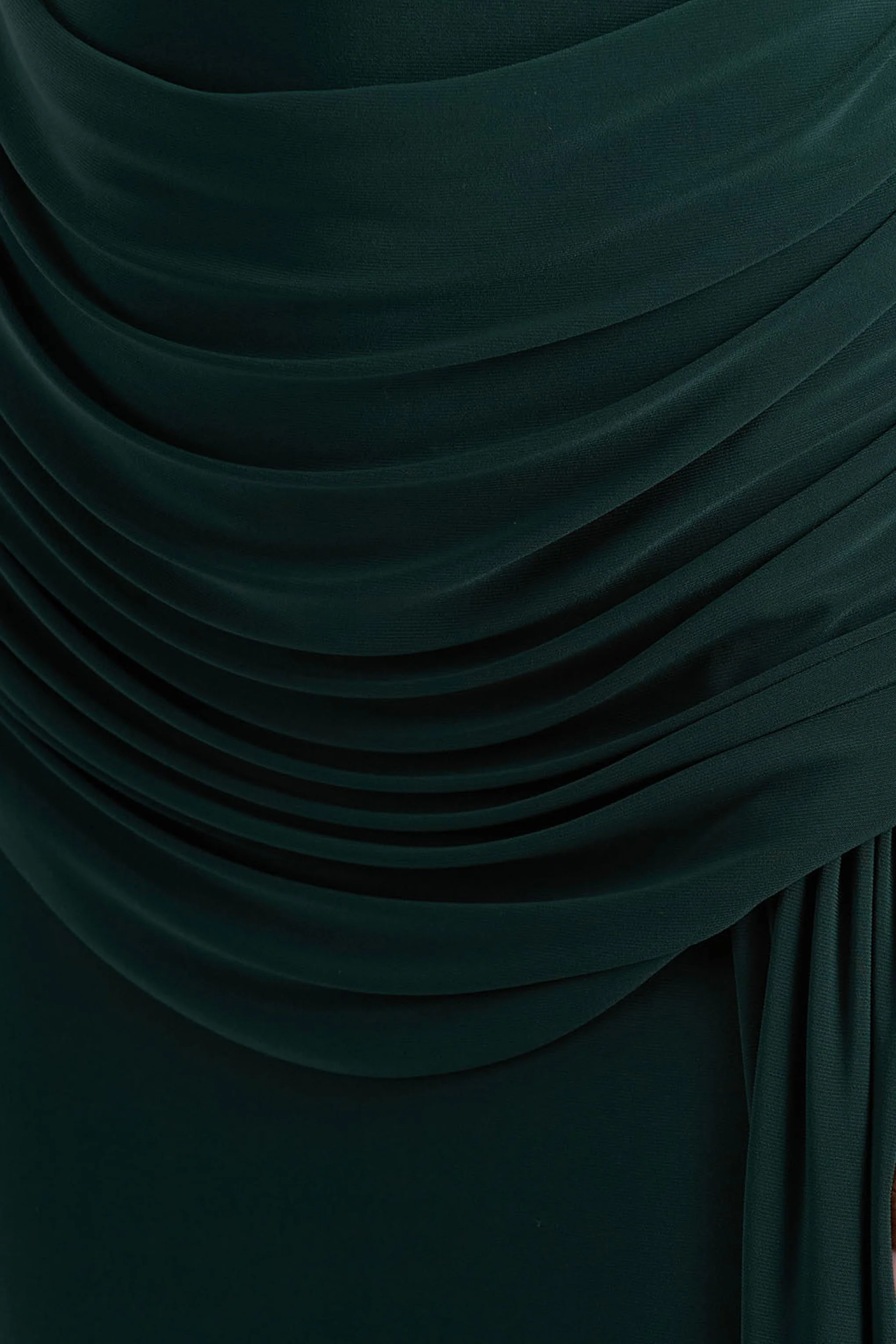Dynasty | Dunkelgrünes Maxikleid mit asymmetrischem Ausschnitt, Raffung und hohem Beinschlitz - Image 6