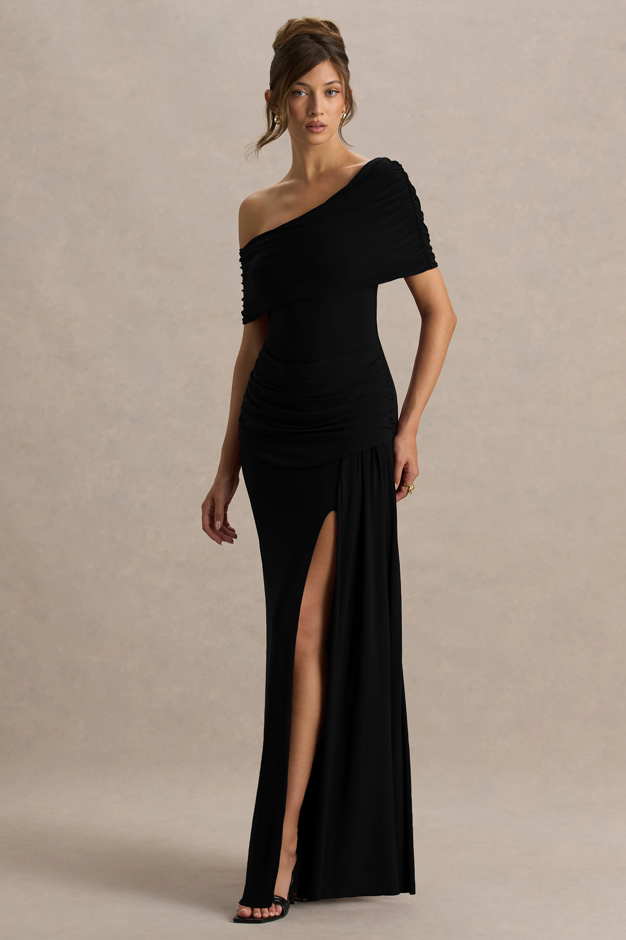 Dynasty | Schwarzes Maxikleid mit asymmetrischem Ausschnitt, Raffungen und hohem Beinschlitz
