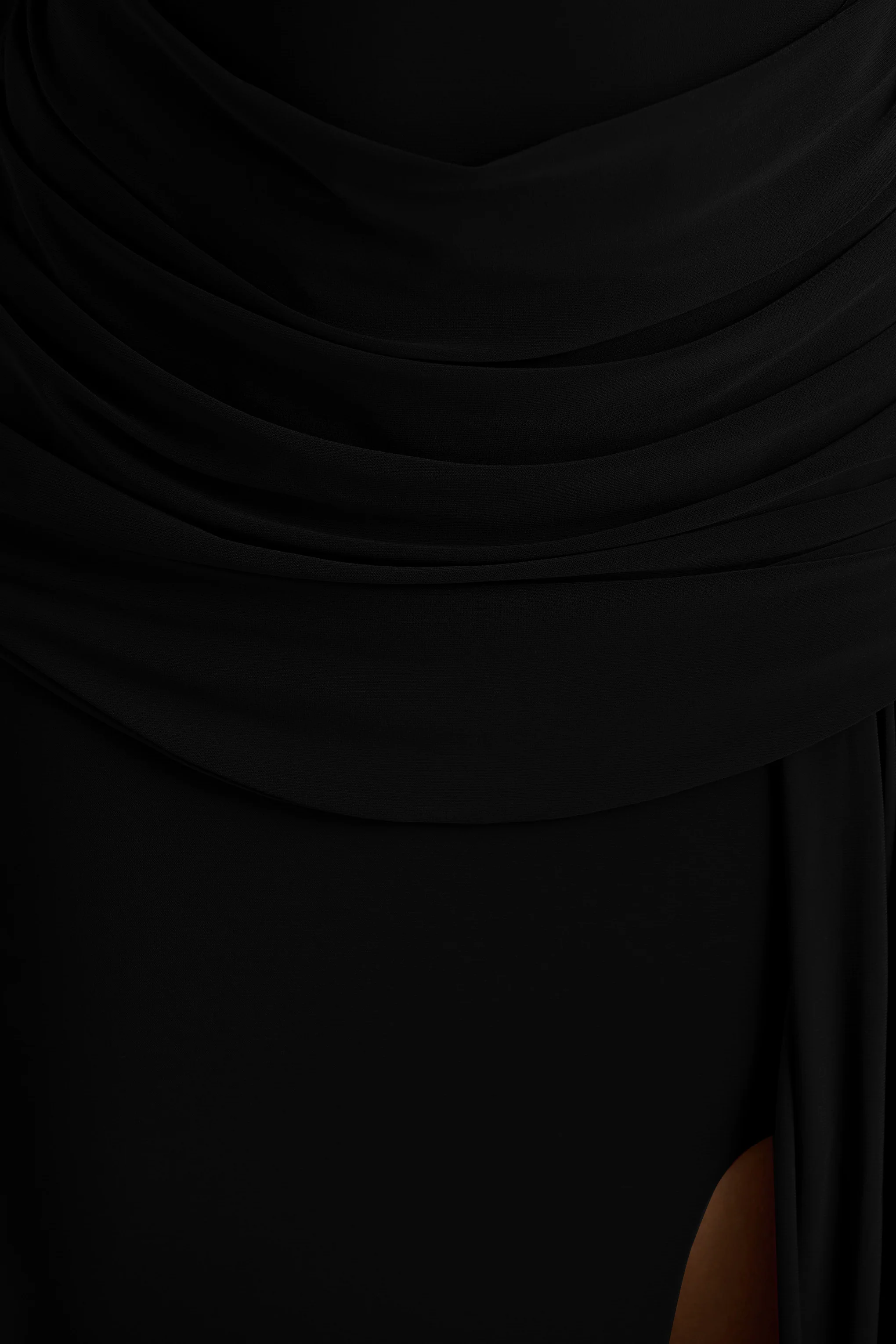 Dynasty | Schwarzes Maxikleid mit asymmetrischem Ausschnitt, Raffungen und hohem Beinschlitz - Image 6
