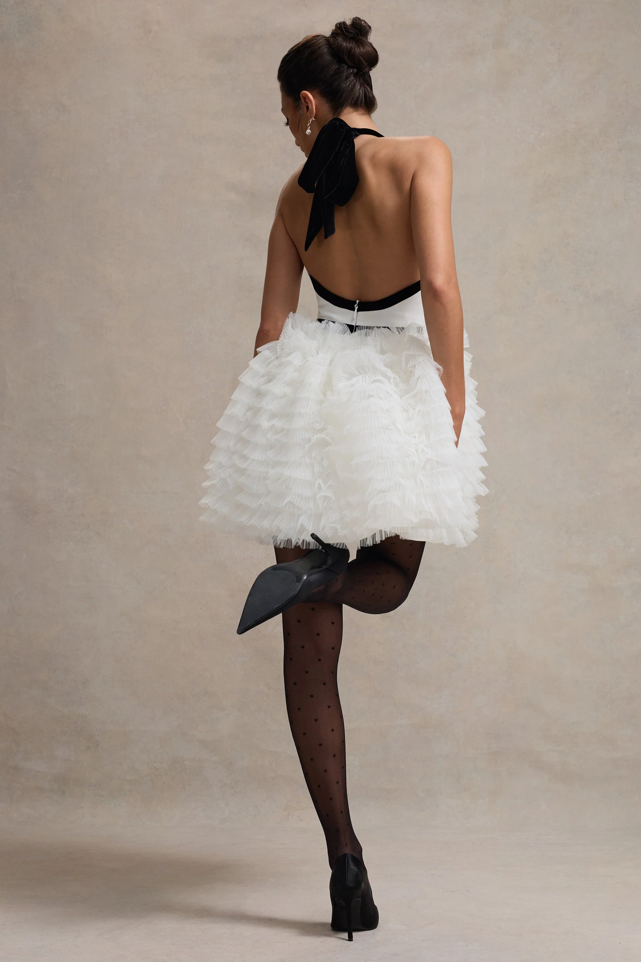 Eclair | Schwarz-weißes Minikleid mit tiefem V-Ausschnitt und Tüllrock - Image 2