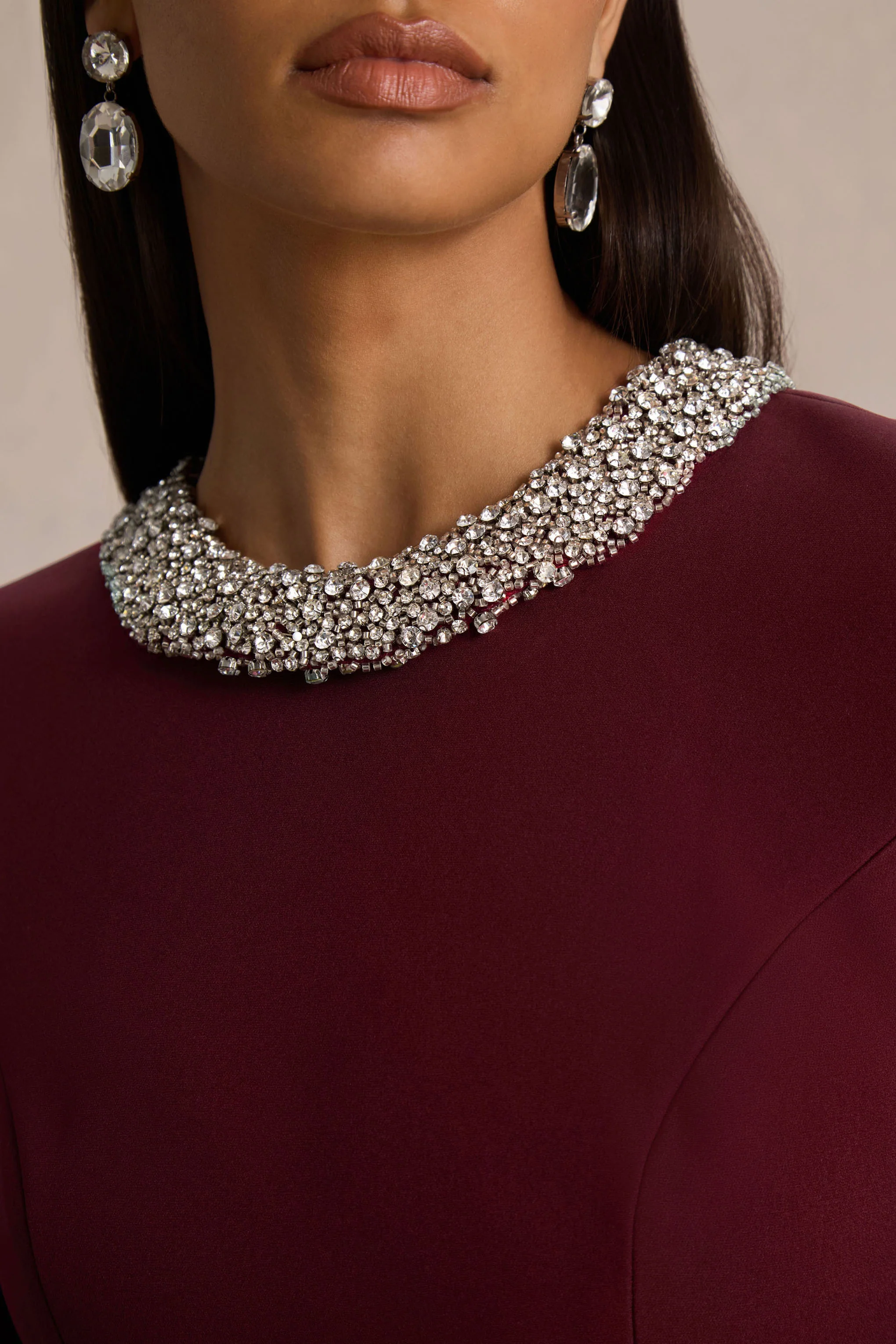 Eletta | Burgunderrotes Crêpe-Minikleid mit verziertem Stehkragen - Image 3