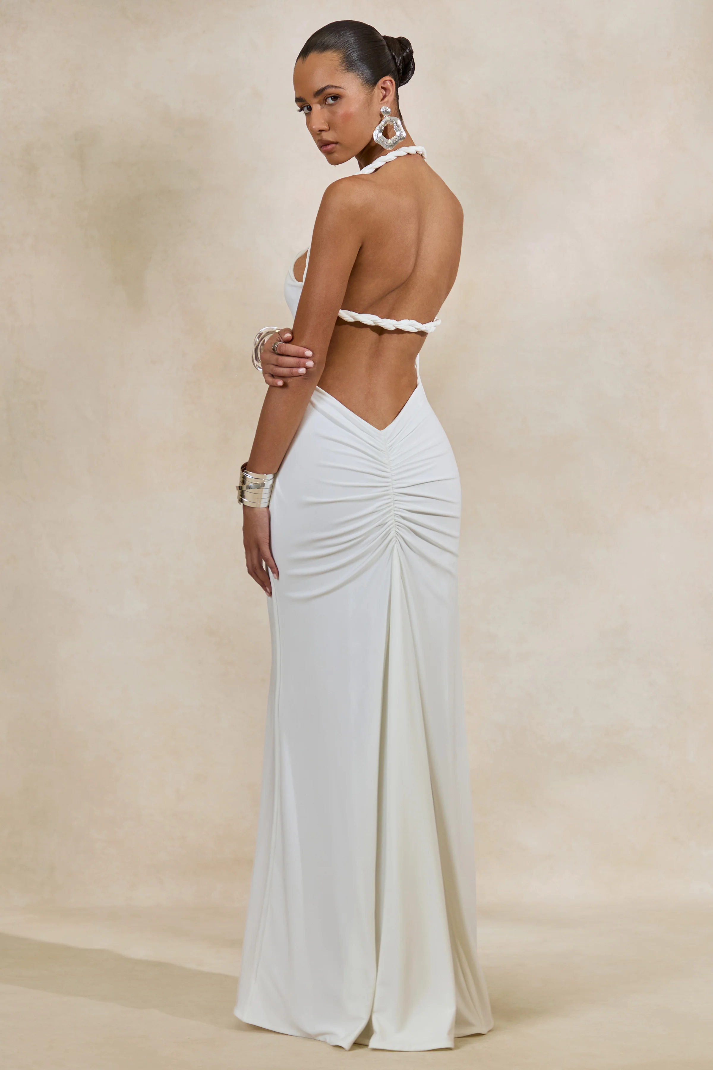 Elirae | Weißes Maxikleid mit asymmetrischem Ausschnitt, gedrehtem Träger und hohem Frontschlitz