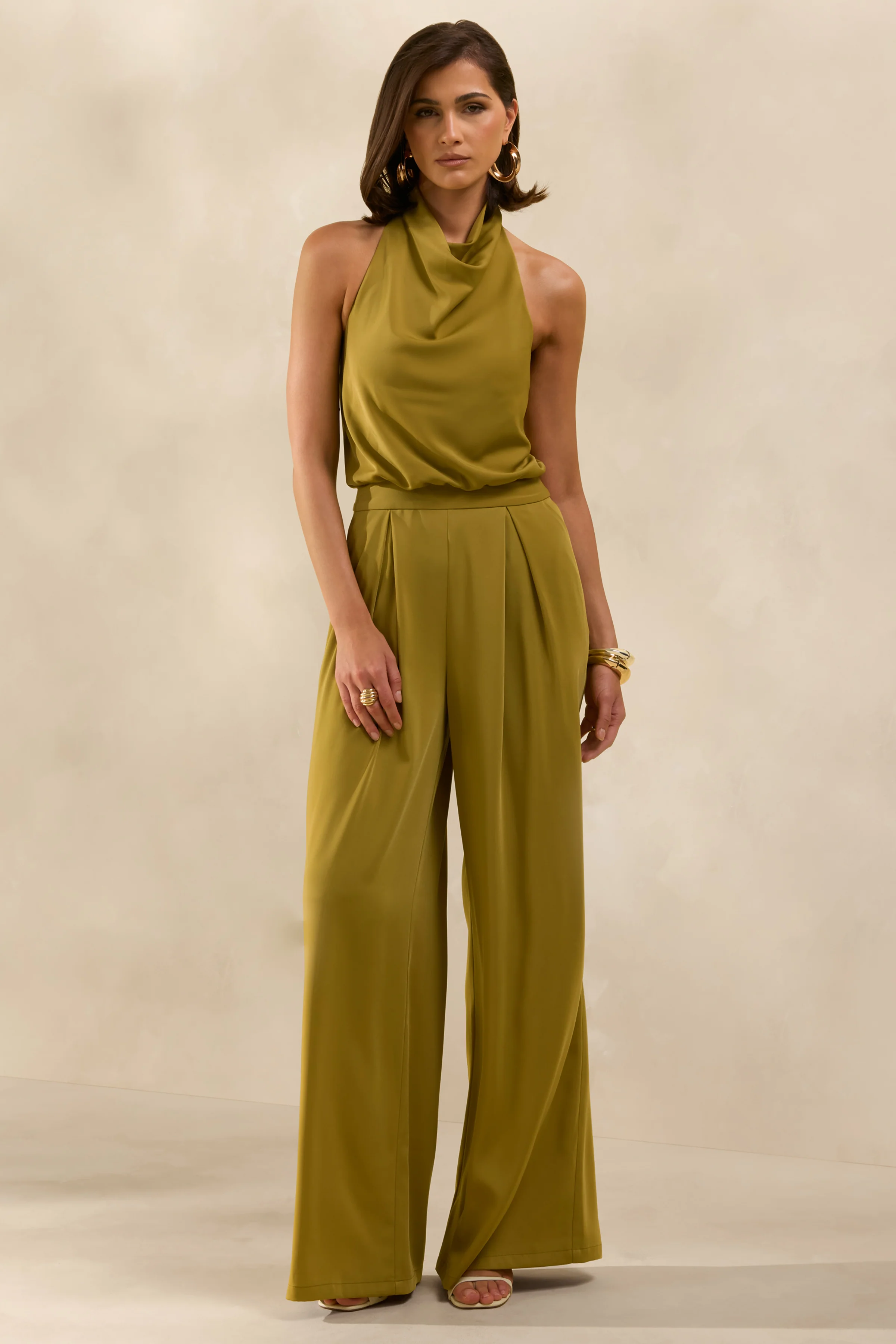 Elisra | Olivgrüner Jumpsuit aus Satin mit Neckholder-Ausschnitt