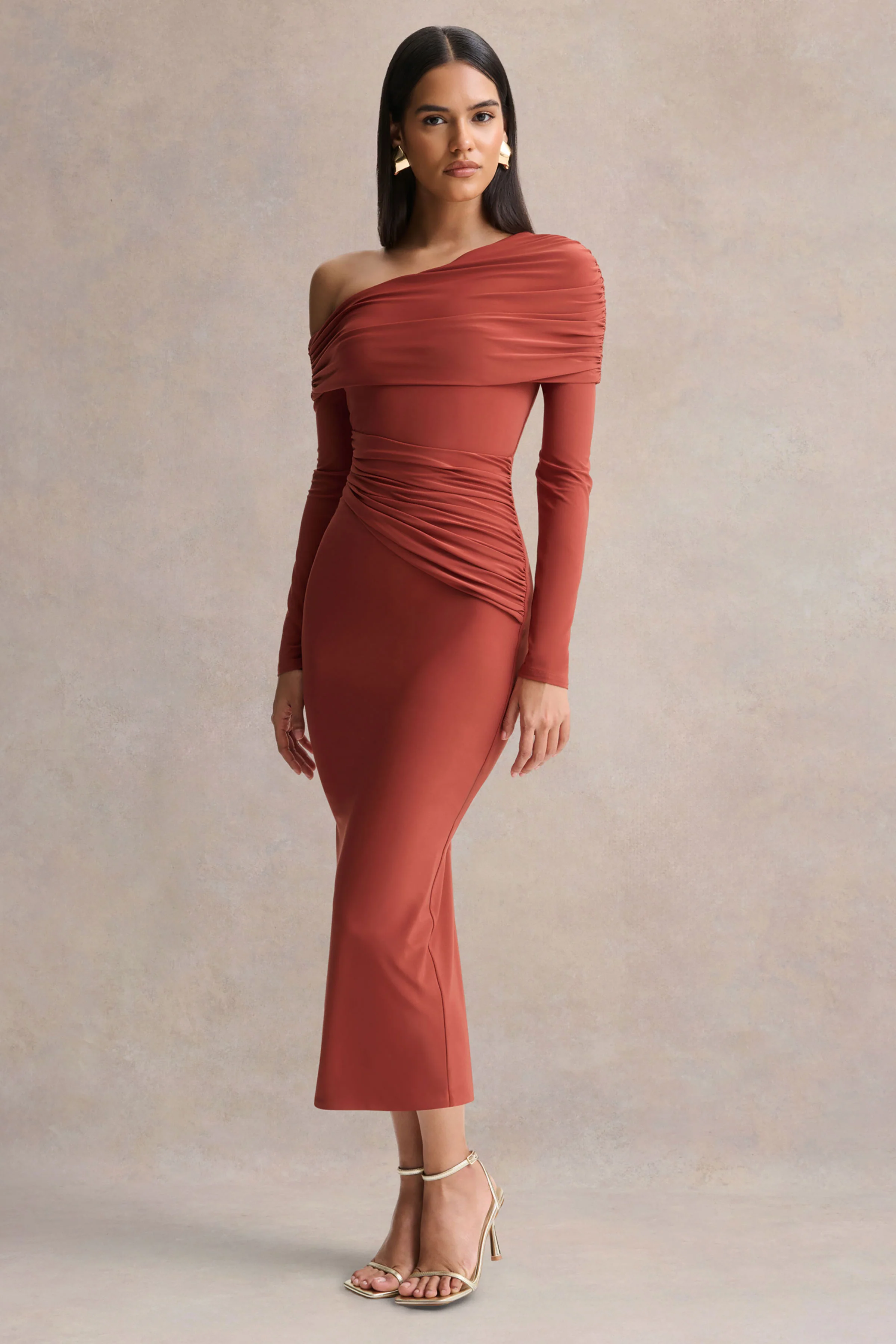 Elliora | Rostfarbenes Midikleid mit asymmetrischem Ausschnitt und Raffdetails - Image 4