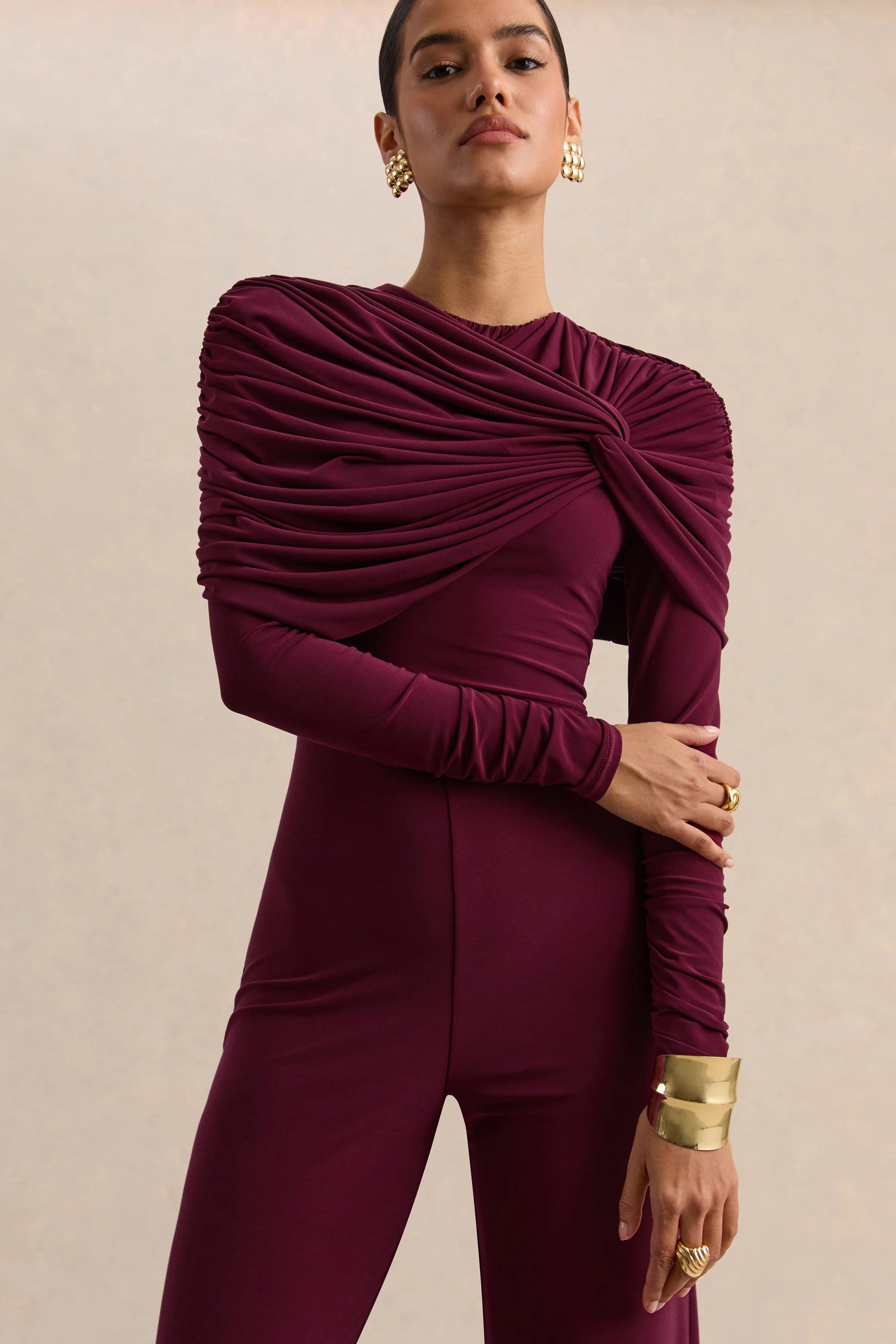 Eloura | Burgunderfarbener Jumpsuit mit hohem Ausschnitt und gedrehtem Raffdetail - Image 5