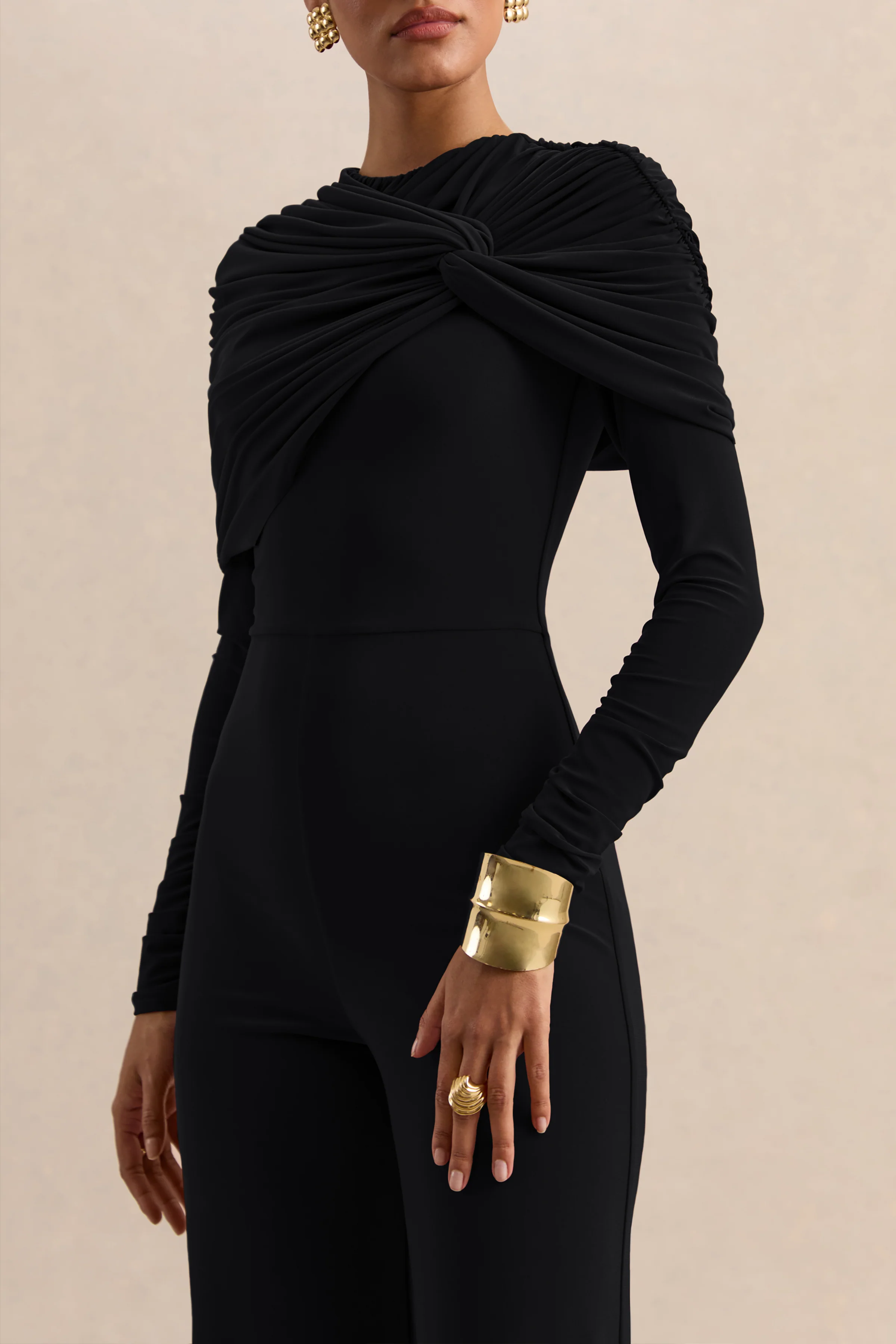 Eloura | Schwarzer Jumpsuit mit hohem Ausschnitt und gedrehtem Raffdetail - Image 5