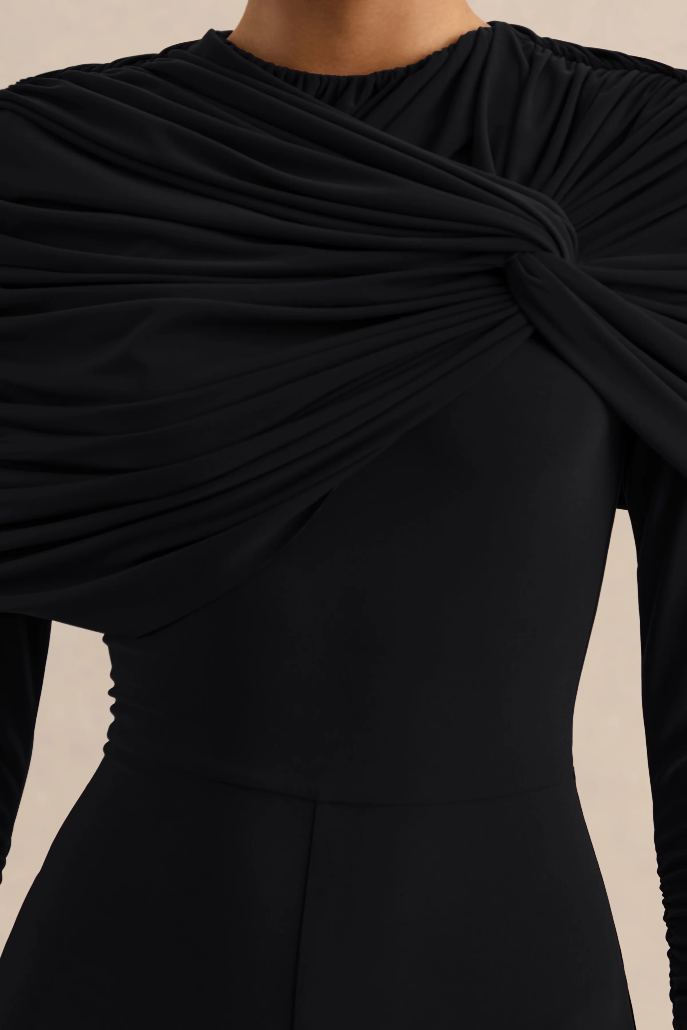 Eloura | Schwarzer Jumpsuit mit hohem Ausschnitt und gedrehtem Raffdetail - Image 7