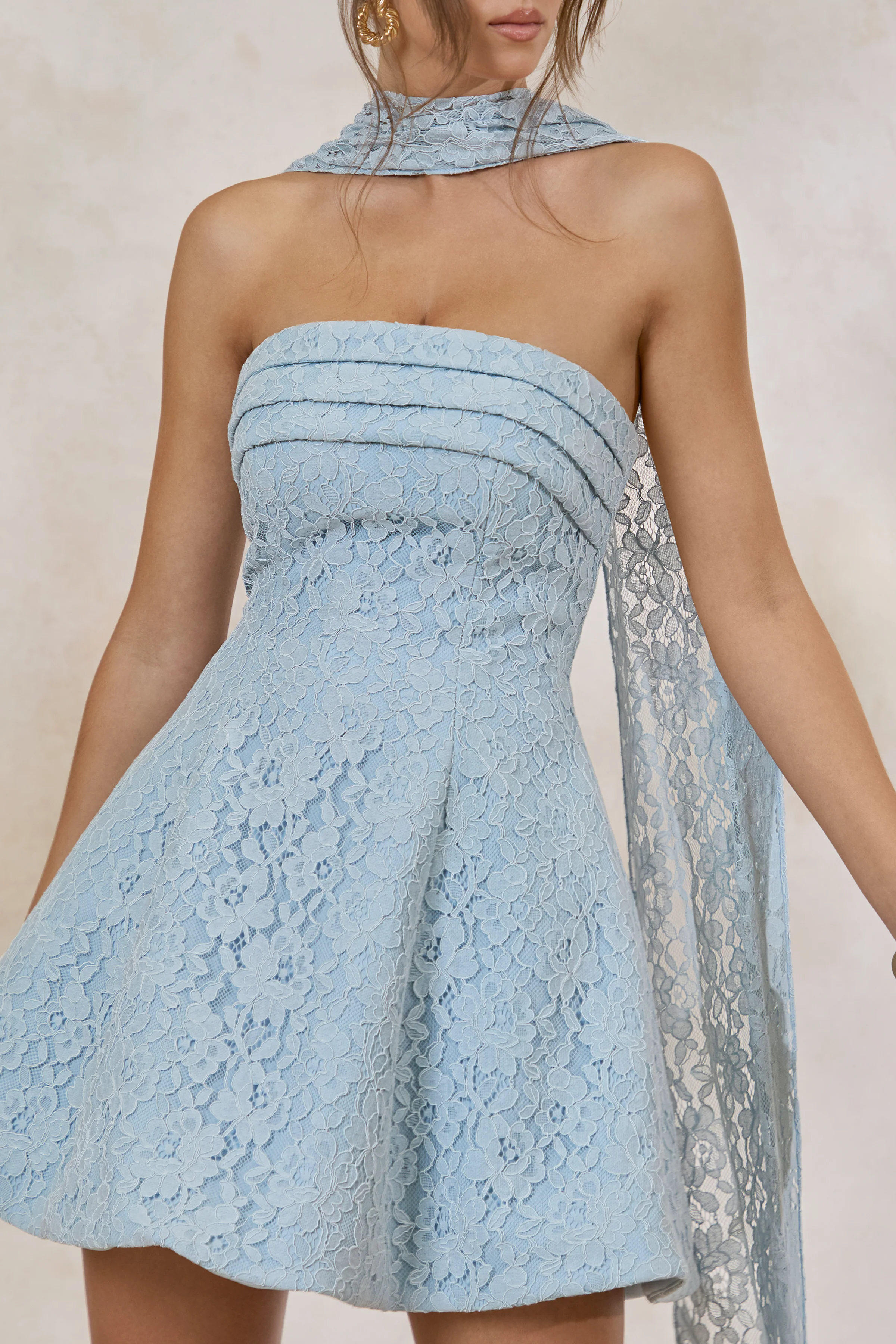 Elvara | Hellblaues Minikleid mit Bandeau-Ausschnitt und Schal-Detail - Image 3