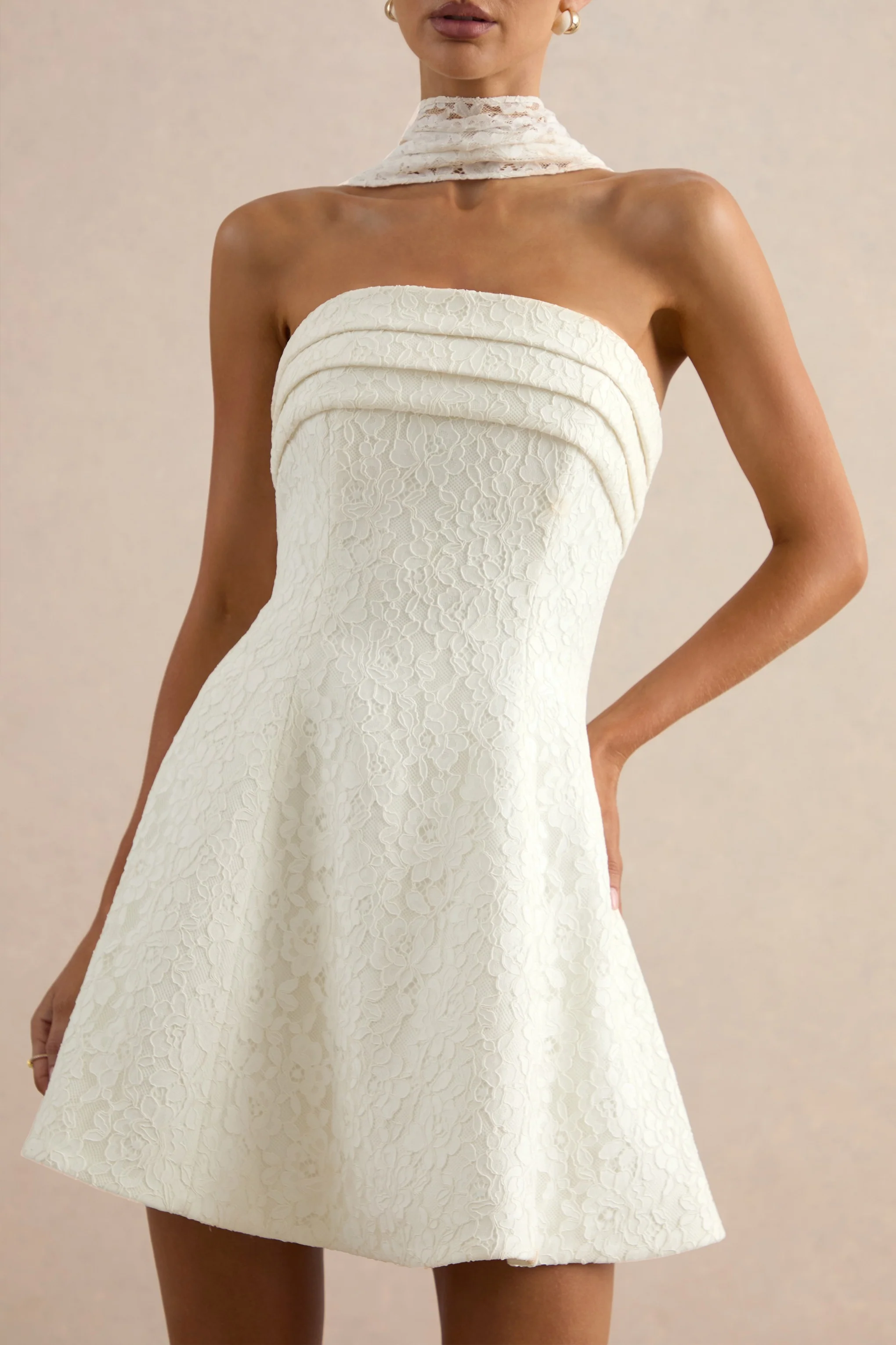 Elvara | Weißes Minikleid aus Spitze mit Bandeau-Ausschnitt und Schal-Detail - Image 3