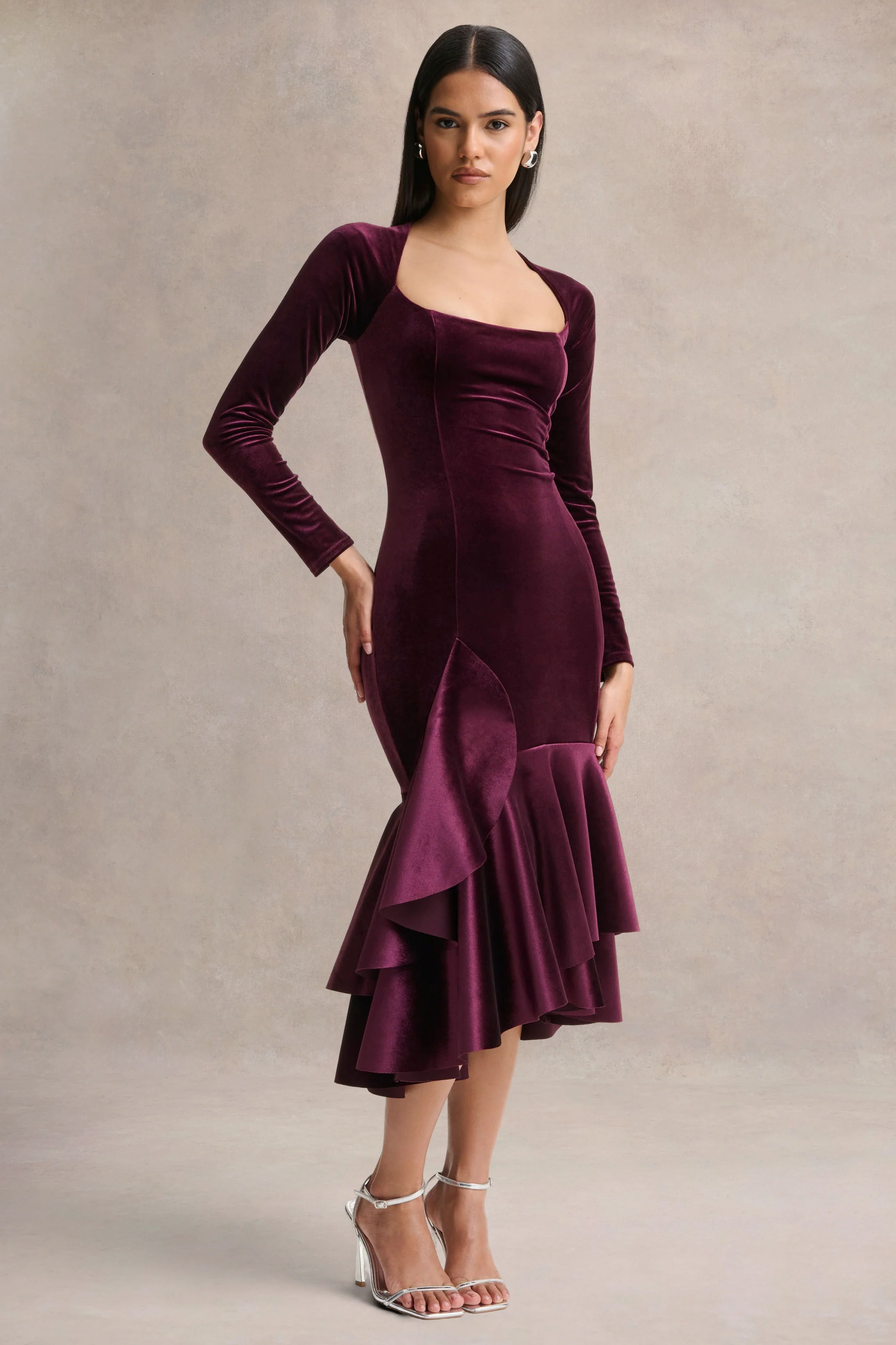 Emberlyn | Burgunderrotes Samt-Midikleid mit Rundhalsausschnitt und Fischschwanz-Saum - Image 3