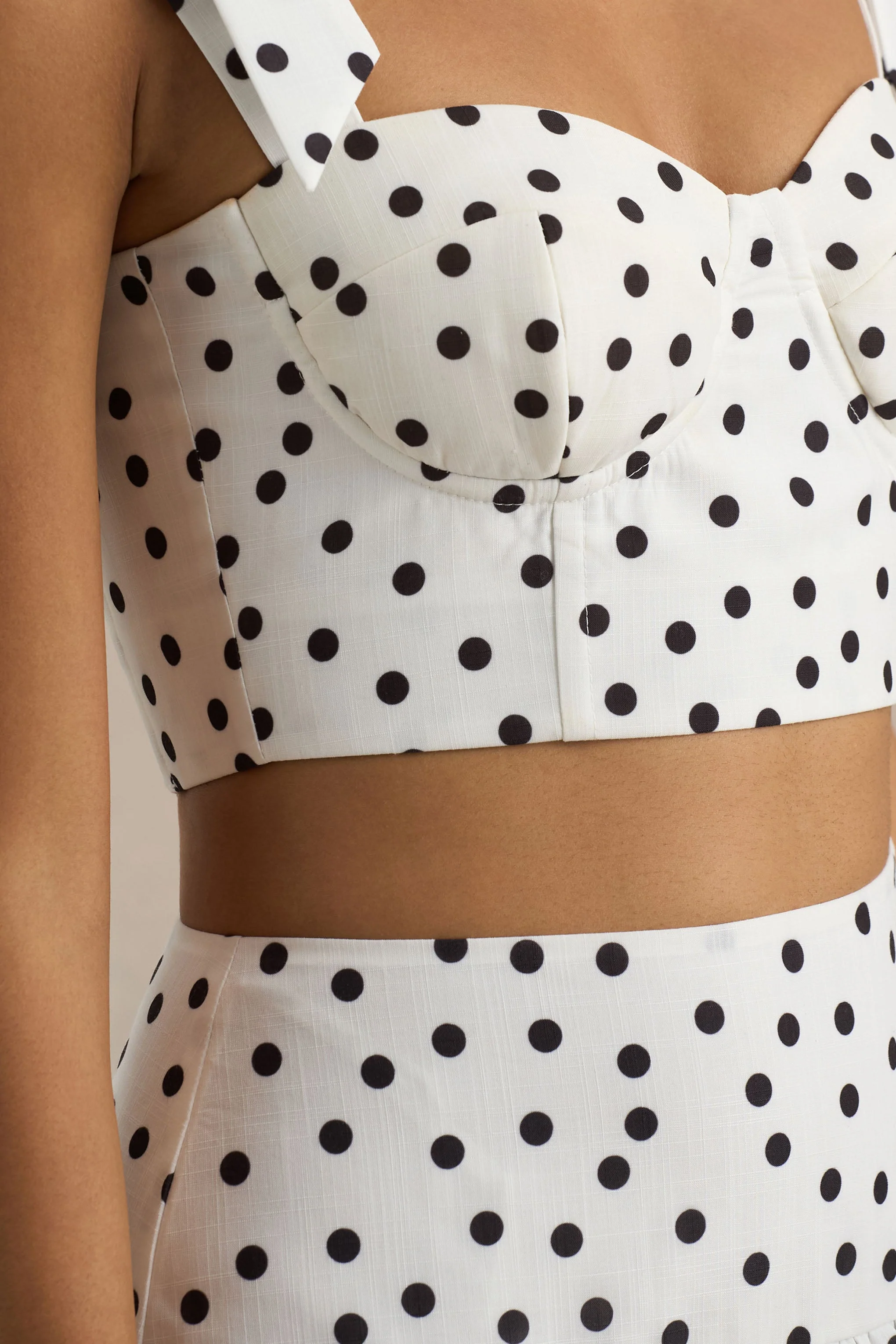 Emry | Weißer Maxirock mit Polka-Dots, hohem Bund und Rüschendetails - Image 6