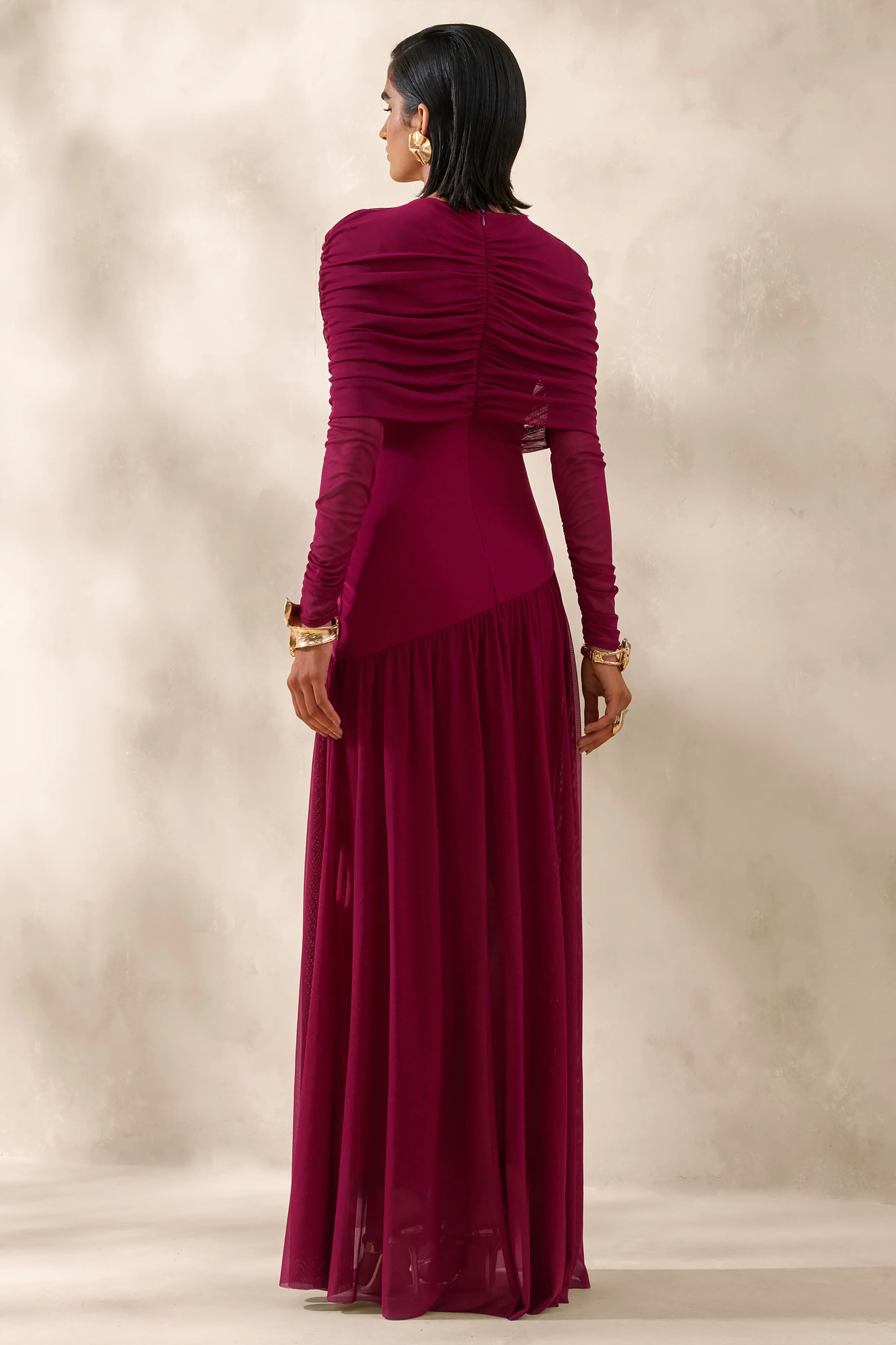 Enalia | Bordeauxfarbenes Maxikleid aus Mesh mit hohem Ausschnitt und kurzem Cape - Image 2