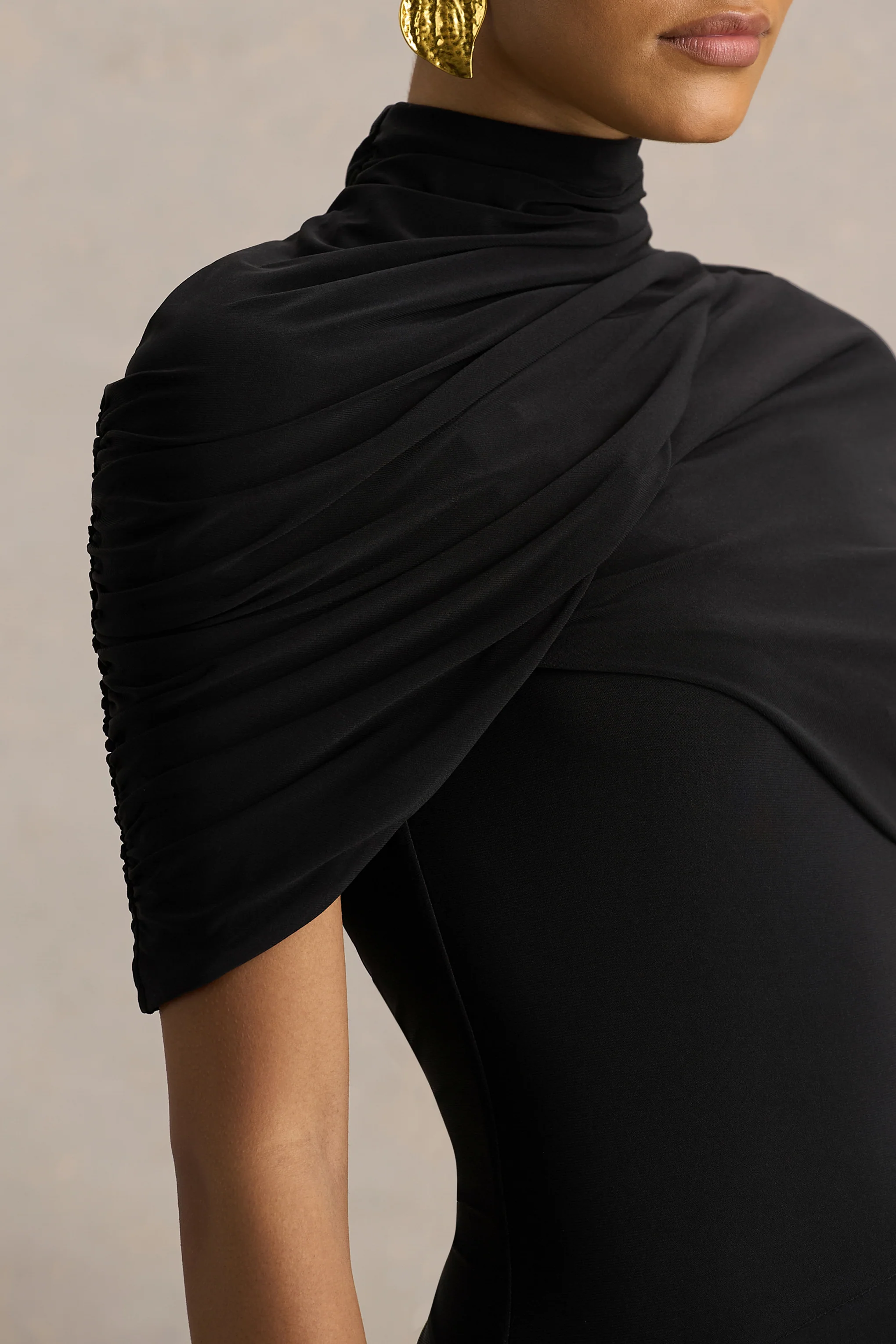 Enchant | Schwarzes Midikleid mit asymmetrischem Twist und Cape - Image 4