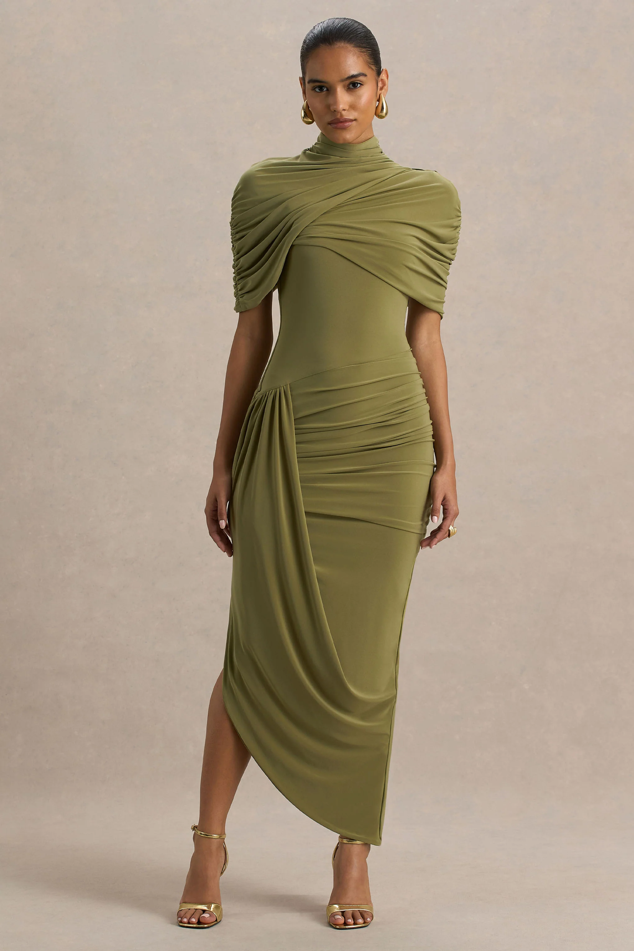 Enchant | Olivfarbenes Maxikleid mit asymmetrischem Twist und Cape - Image 3