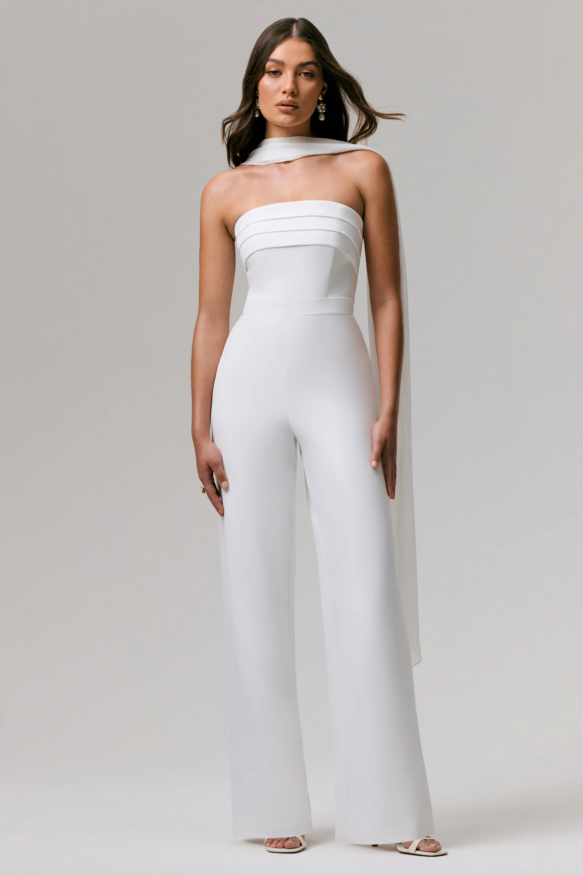 Enchanted | Weißer Jumpsuit mit hohem Kragen und Schärpe