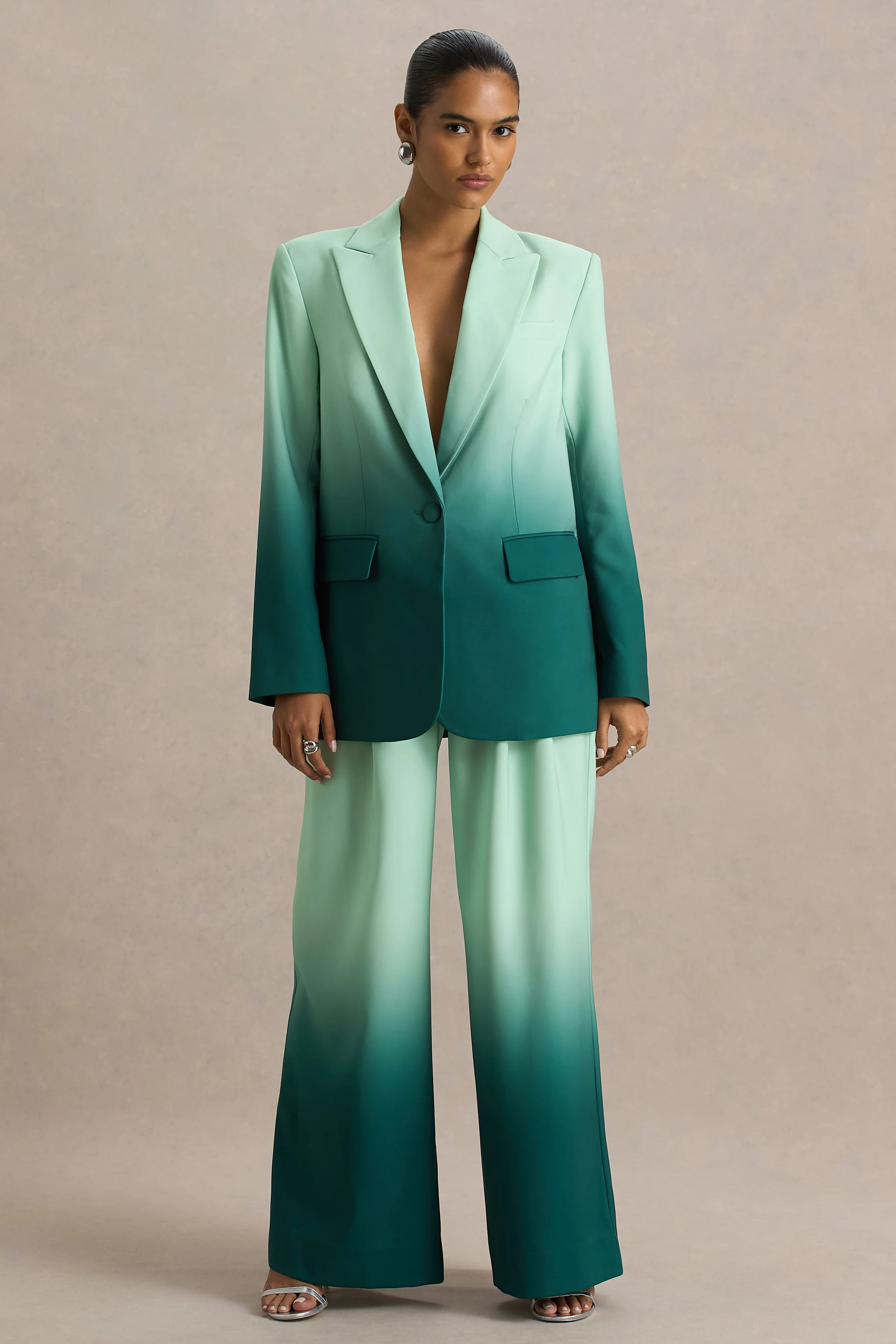 Enya | Satinblazer im Smaragd-Ombre mit tiefem Ausschnitt - Image 5
