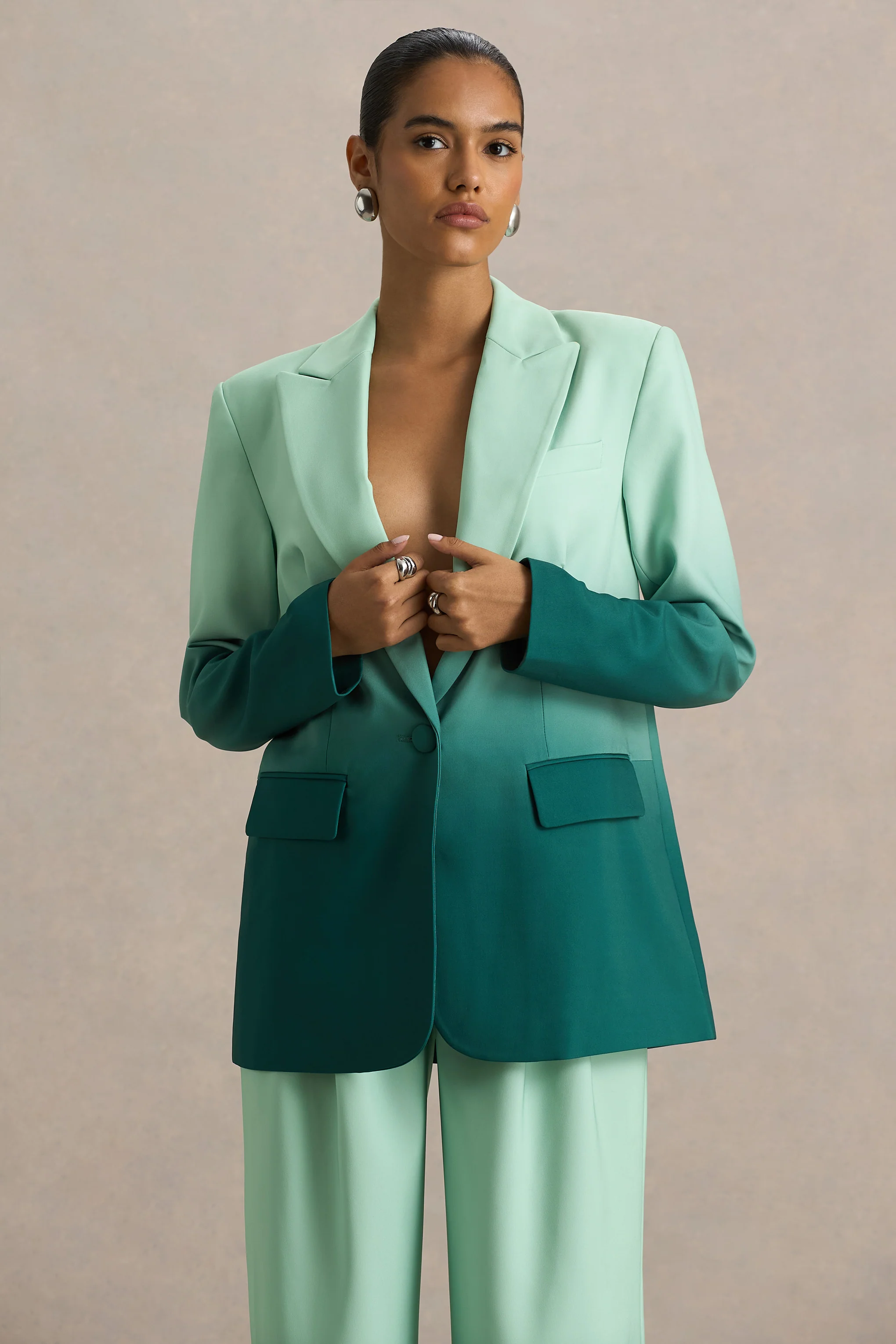 Enya | Satinblazer im Smaragd-Ombre mit tiefem Ausschnitt - Image 6